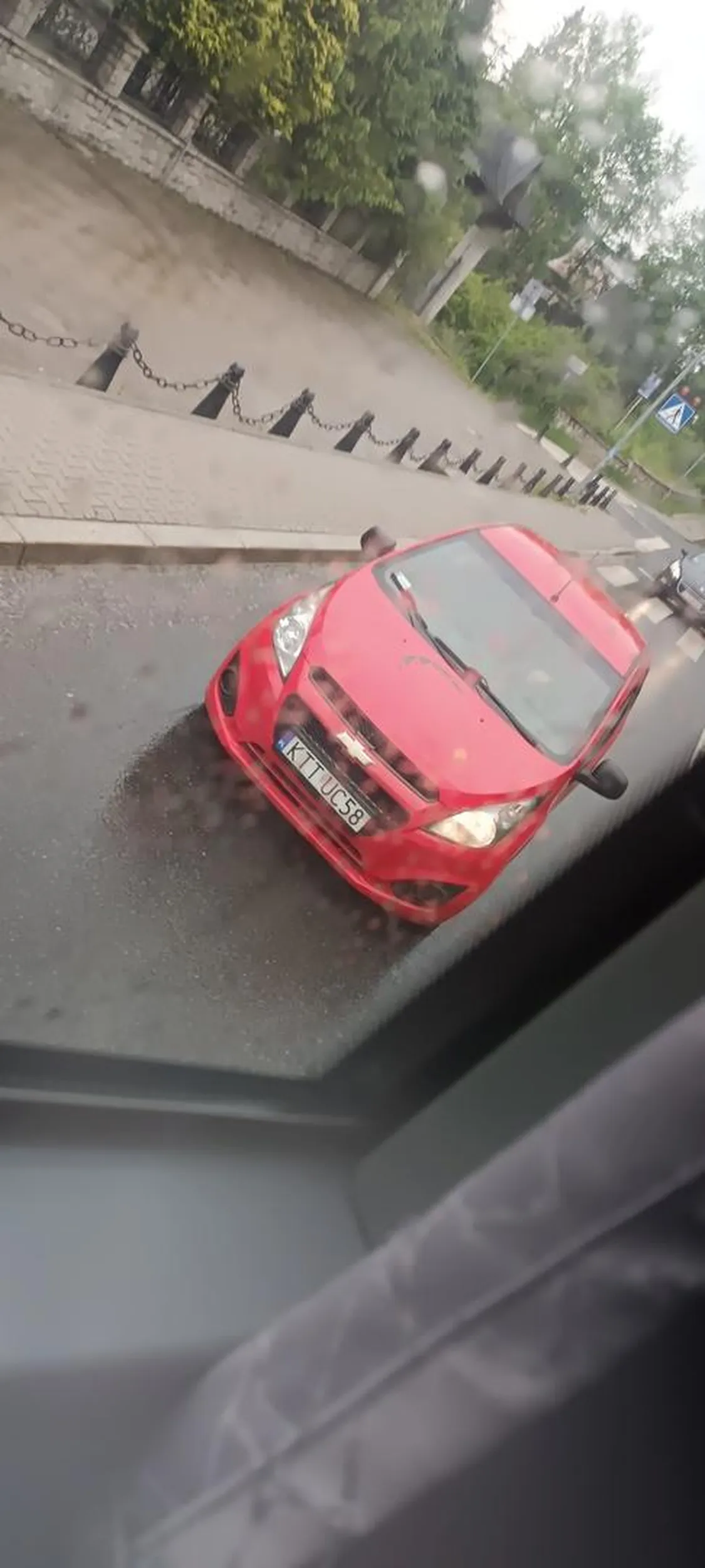 Kierowca czerwonego auta gada przez telefon i prawie przywalił w autokar pełen uczniów klas 4-8. Masakra, niech sie leczy człowiek