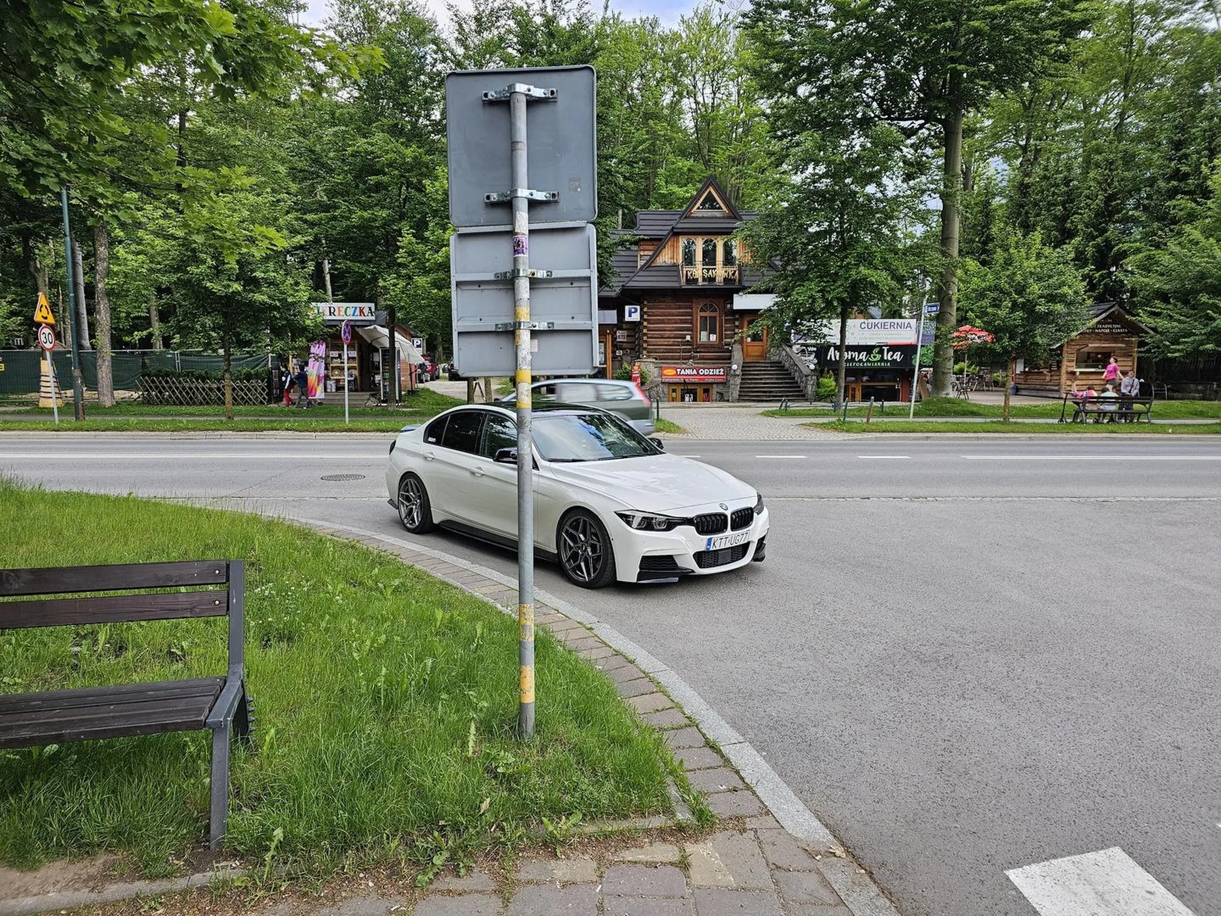 Ten Sebix serio tu zaparkował. Centrum Zakopanego, środek skrzyżowania. BMW to stan umysłu, widać co właściciel ma w głowie. Do zobaczenia jak zaparkujesz kiedyś pod Krzyżem na Giewoncie.