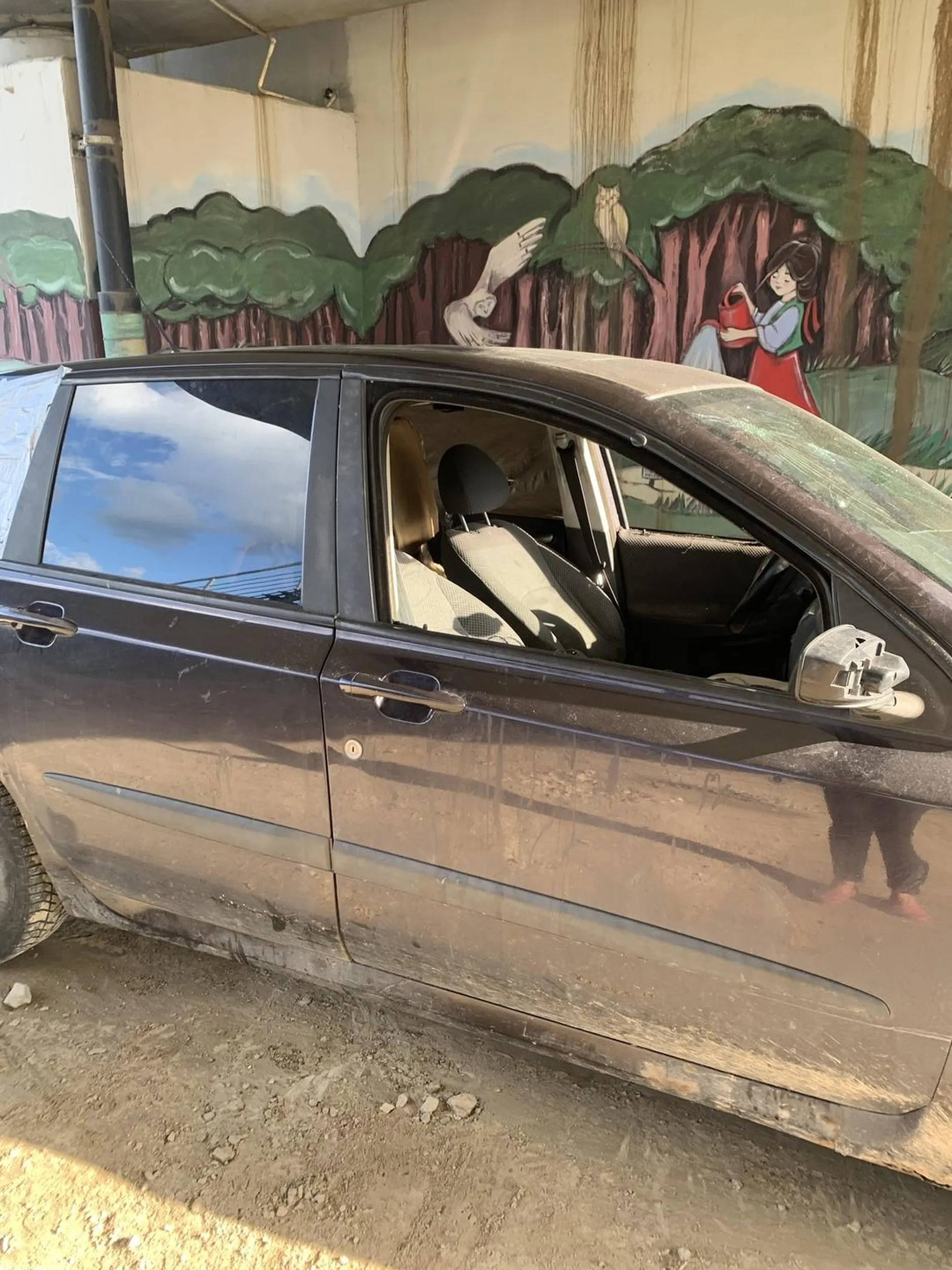 Tym samochodem jeżdżą podejrzane typy po piwku a na dodatek taki samochód nie powinien poruszać się po drodze po wybijane szyby i zaklejone srebrnym tejpem . Przyjeżdżają. Pod most na Piłsudskiego i na parking al 1000 lecia blok 36, koło śmietnika  spotykając się z dealerem