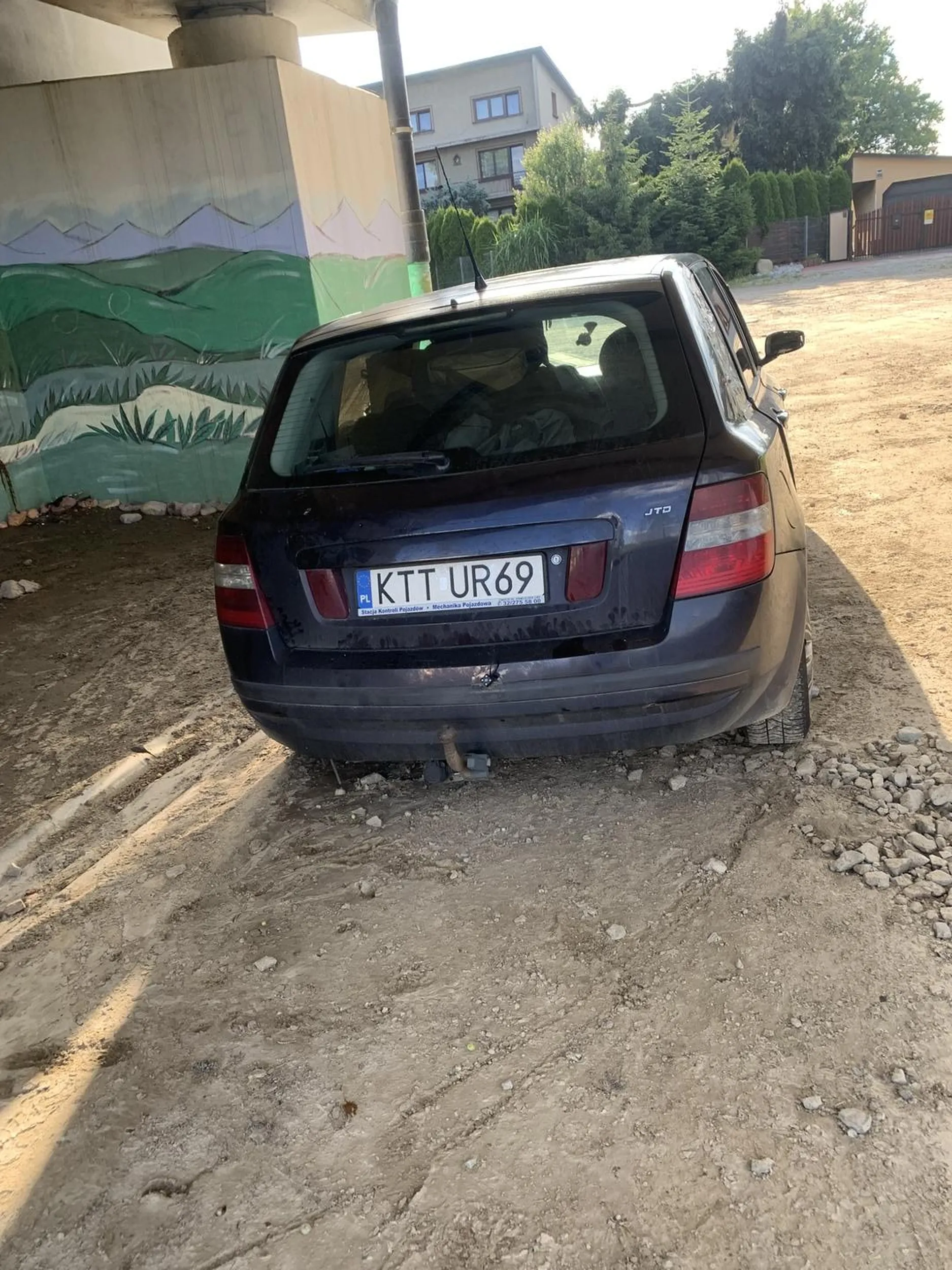 Tym samochodem jeżdżą podejrzane typy po piwku a na dodatek taki samochód nie powinien poruszać się po drodze po wybijane szyby i zaklejone srebrnym tejpem . Przyjeżdżają. Pod most na Piłsudskiego i na parking al 1000 lecia blok 36, koło śmietnika  spotykając się z dealerem