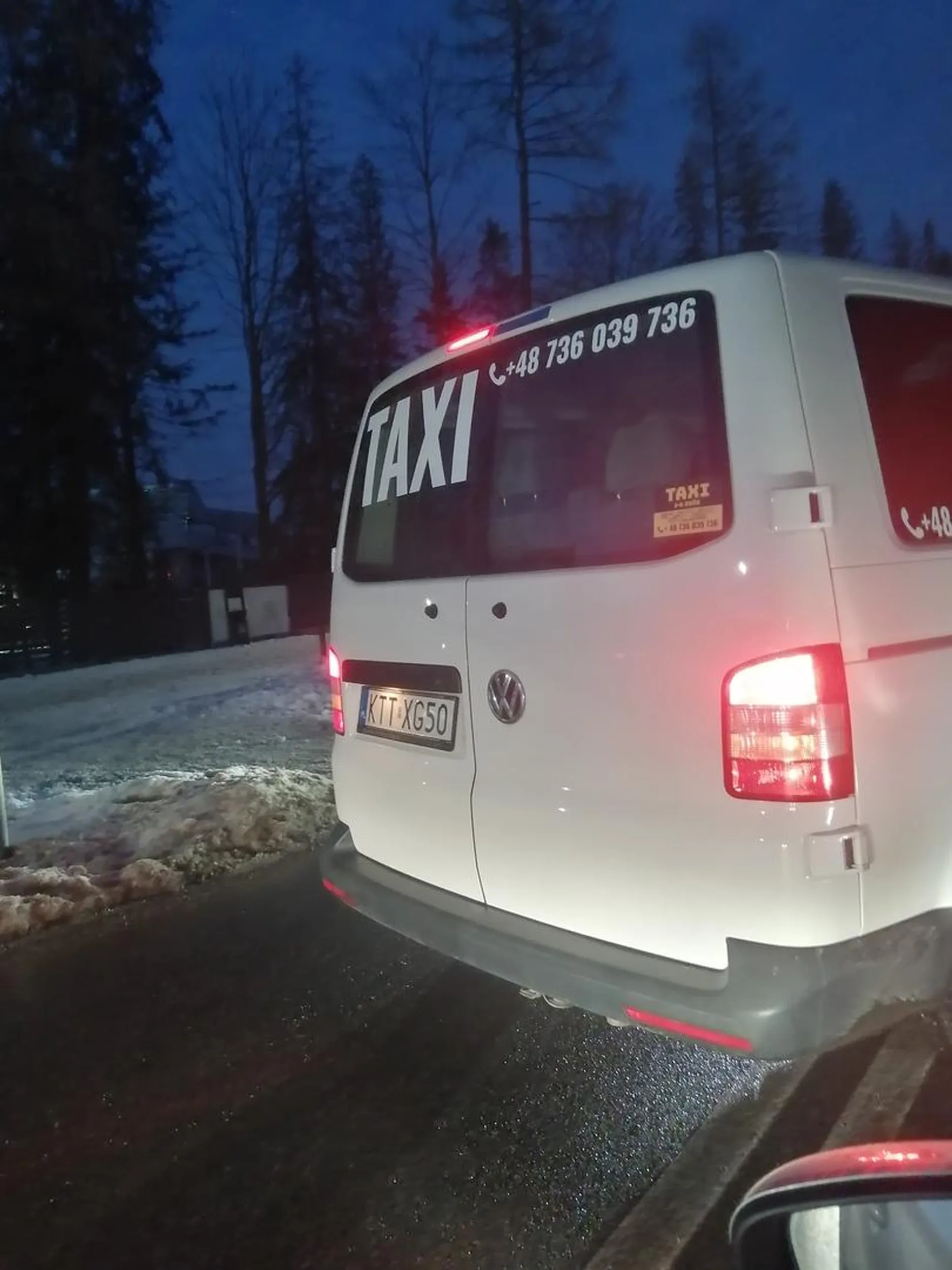 Kawał chama z tej złotówy, 28.12.2024, wymusił pierwszeństwo z podporządkowanej dzięki czemu zakorkował jezdnie w obu kierunkach, jechał 100m w korku i stwierdził że jednak zawróci. Rozumiem wszystko, w Zakopcu szczyt sezonu więc korki jak jasny pierun, ale przydało by się trochę kultury "panie szofer"...