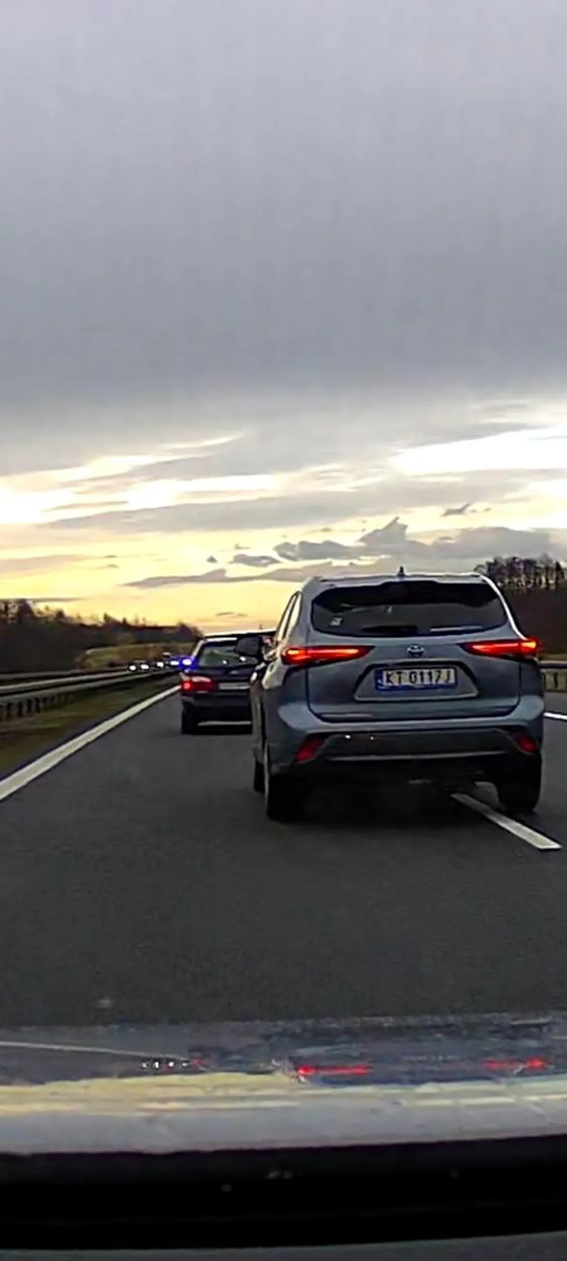 Narwany kierowca "Wielki Pan" na autostradzie, gdzie on jest najważniejszy. Jechałem w linii aut wyprzedzających, zachowując bezpieczną odległość od poprzedzającego mnie pojazdu, kierowca Toyoty nie wytrzymał testu cierpliwości, wyprzedził prawym i wrył się między nas wymuszając pierwszeństwo i stwarzając zagrożenie przy prędkości 150 km/h.