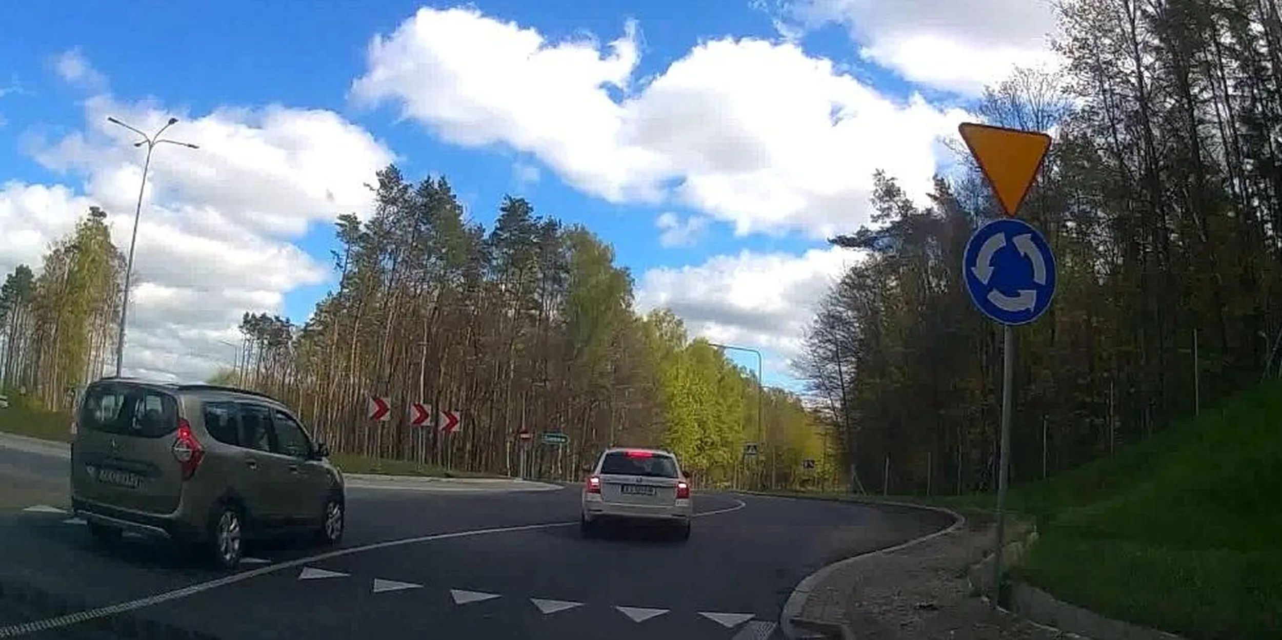 Tarnó◙w szaleje na wybrzeżu - gościu takimi manewrami to popisuj się na torze wyścigowym, a nie szalejesz na rondzie w niedzielę,.... //tablica-rejestracyjna.pl/images/photos/20240902051257.jpg