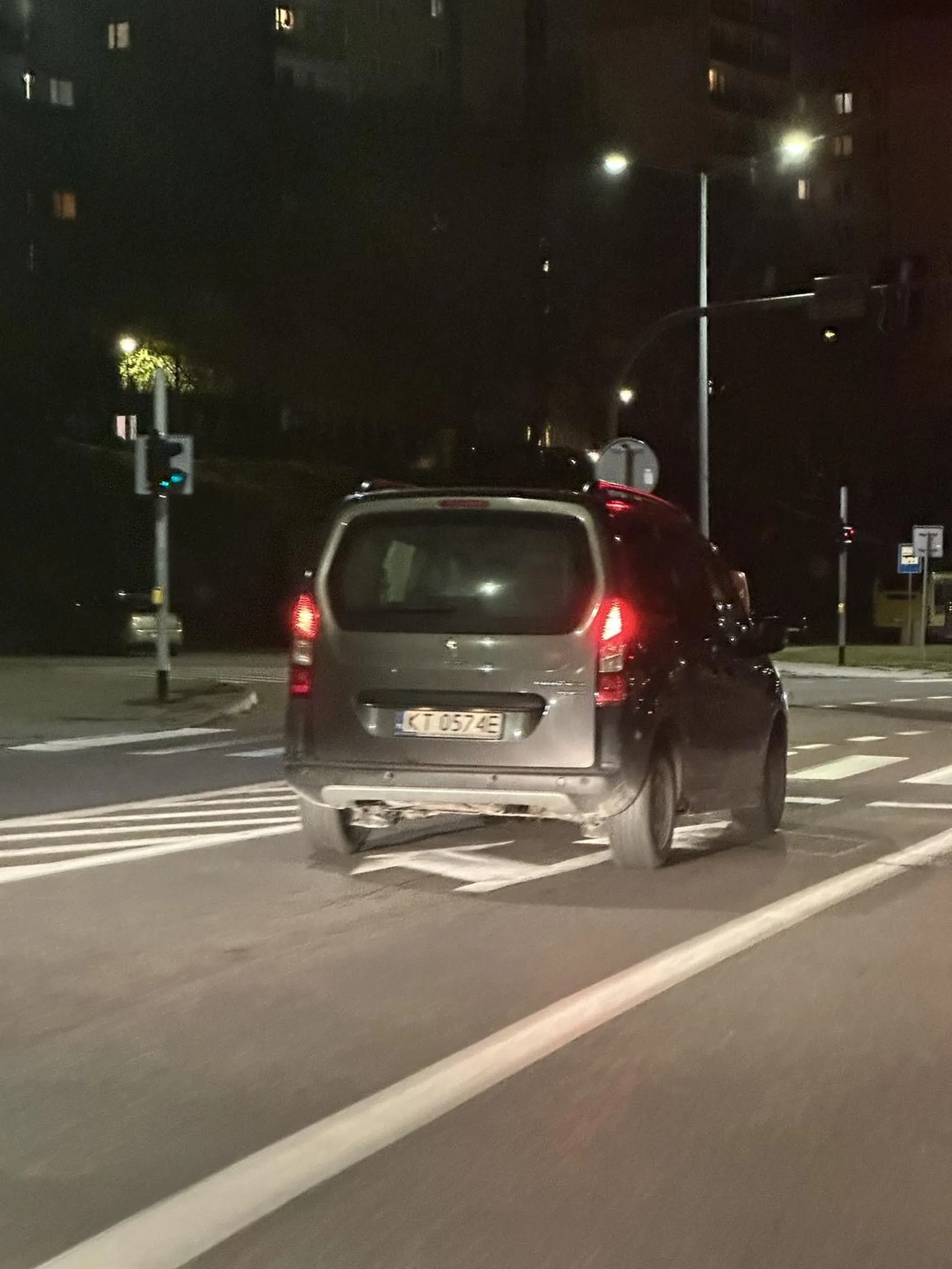 Jeździ taki Firmówką i na mnie trąbi bo jadę zgodnie z ograniczeniem. (600m dalej stała policja mam nadzieję że go złapali)