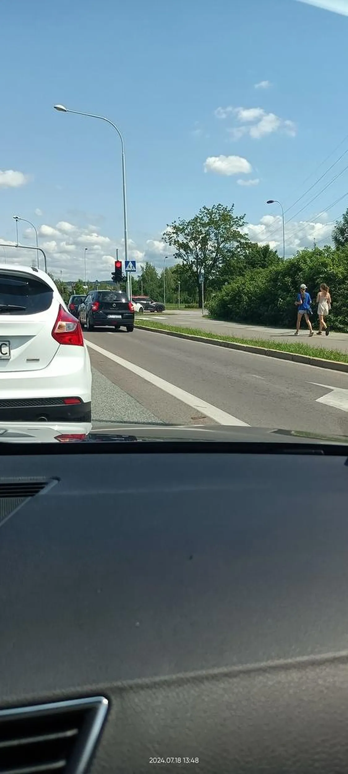 Sygnalizacja zmiany pasa ruchu wg tego kierowcy polega na powolnym wjeżdżaniu na sąsiedni pas na chama, bez włączania kierunkowskazu.
