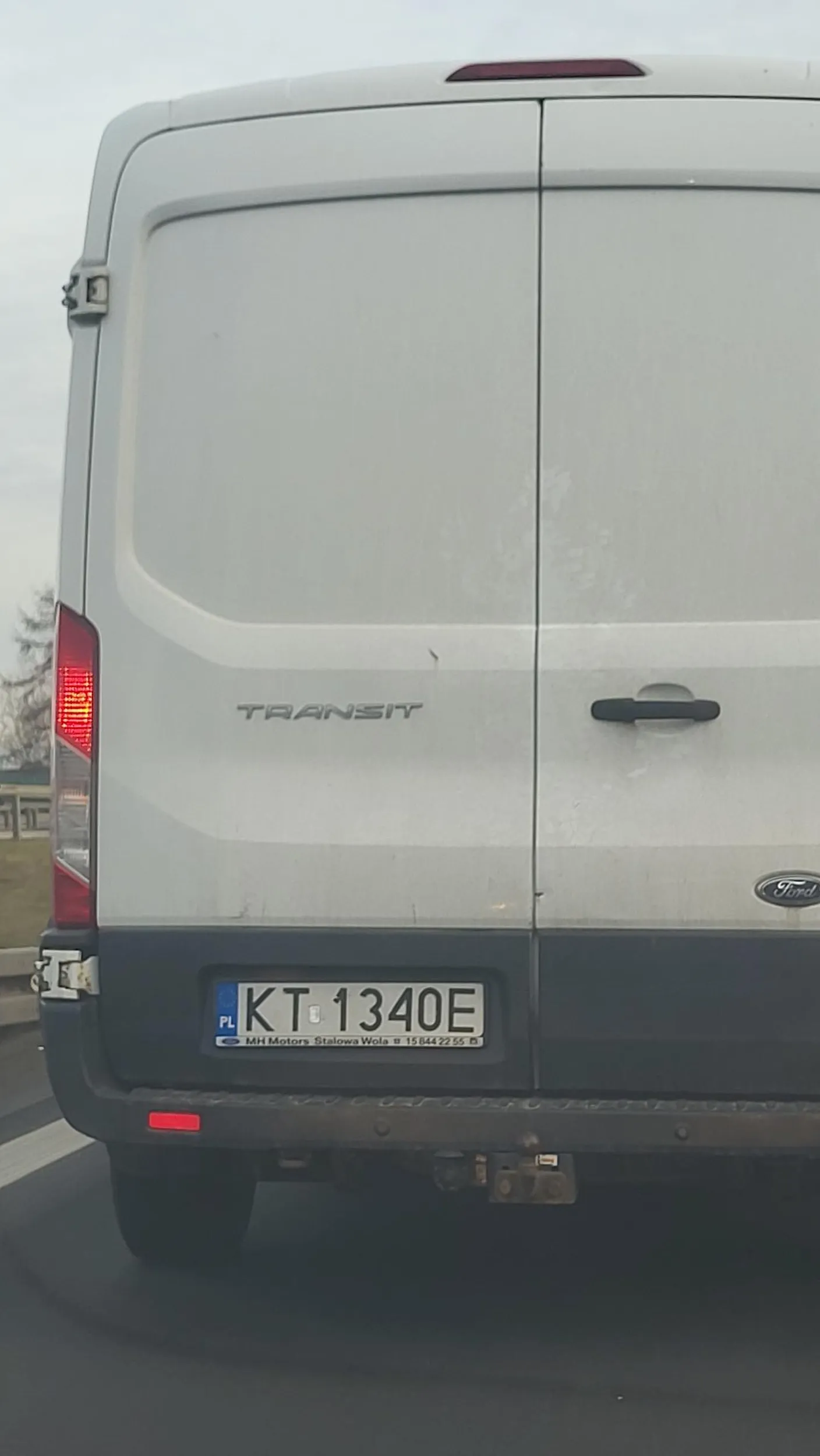 Kutas wyrzuca kiepy przez okno na A4. Nie pozdrawiam