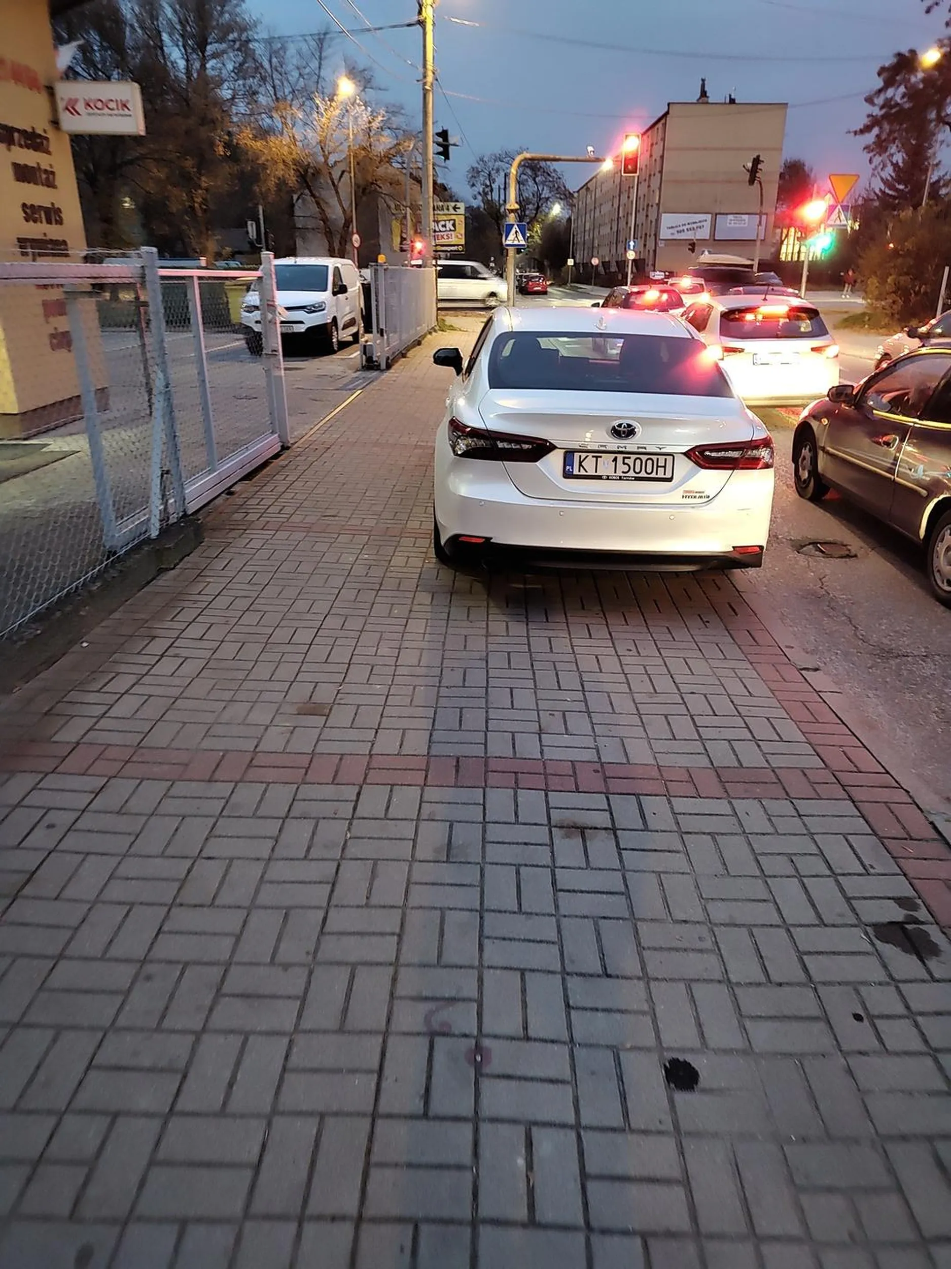 Notorycznie parkuje na chodniku za znakiem zakazu zatrzymywania i postoju.