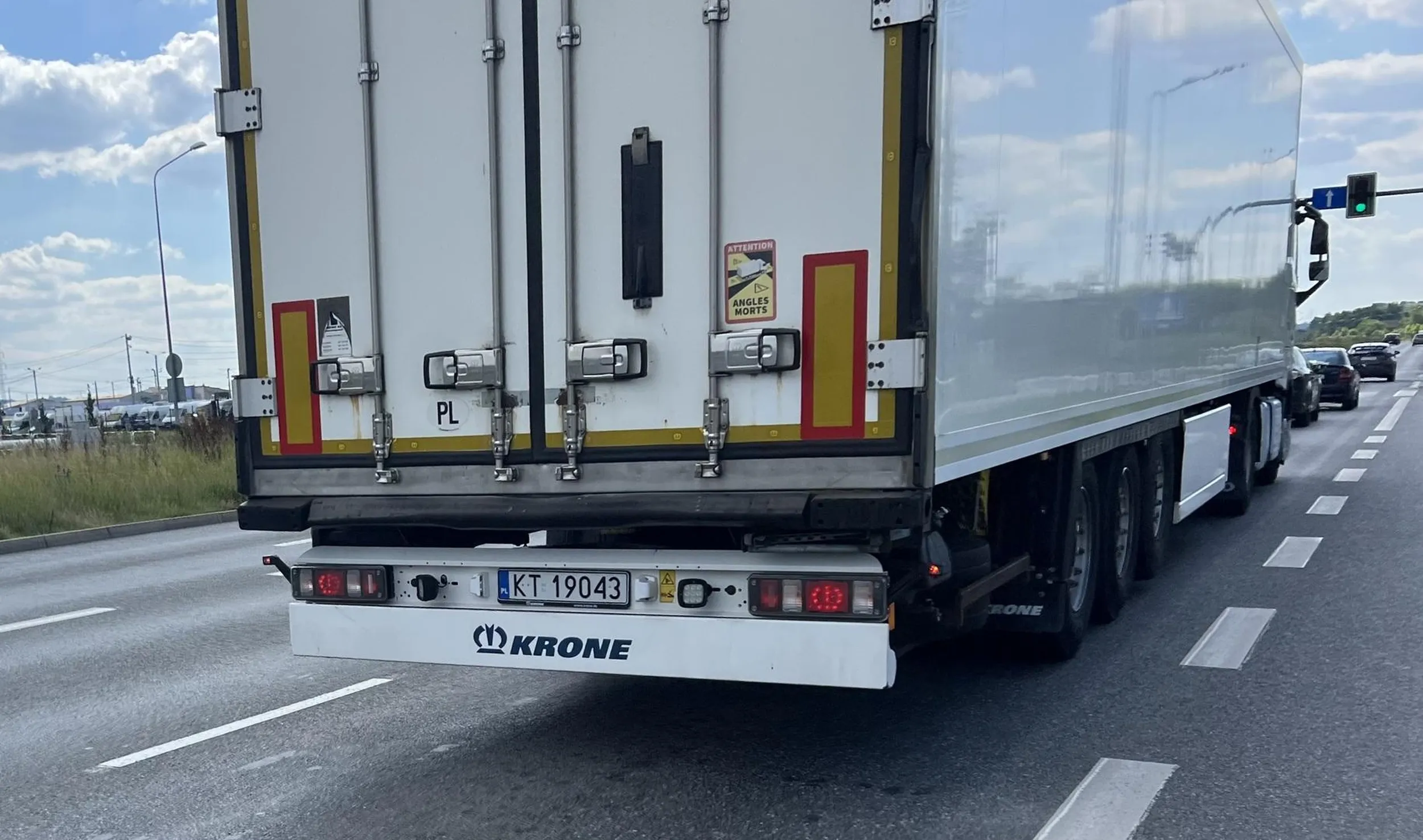 Ostrzegam przed kierowcą tego TIRa, podjeżdża blisko rowerzystów i włącza klakson by przestraszyć. Skończy się kiedyś tragedią. Oby nie. Jest niedziela, TIRowiec może być sfrustrowany, ale agresja do słabszego jest bardzo niebezpieczna. (Kraków 15:24)