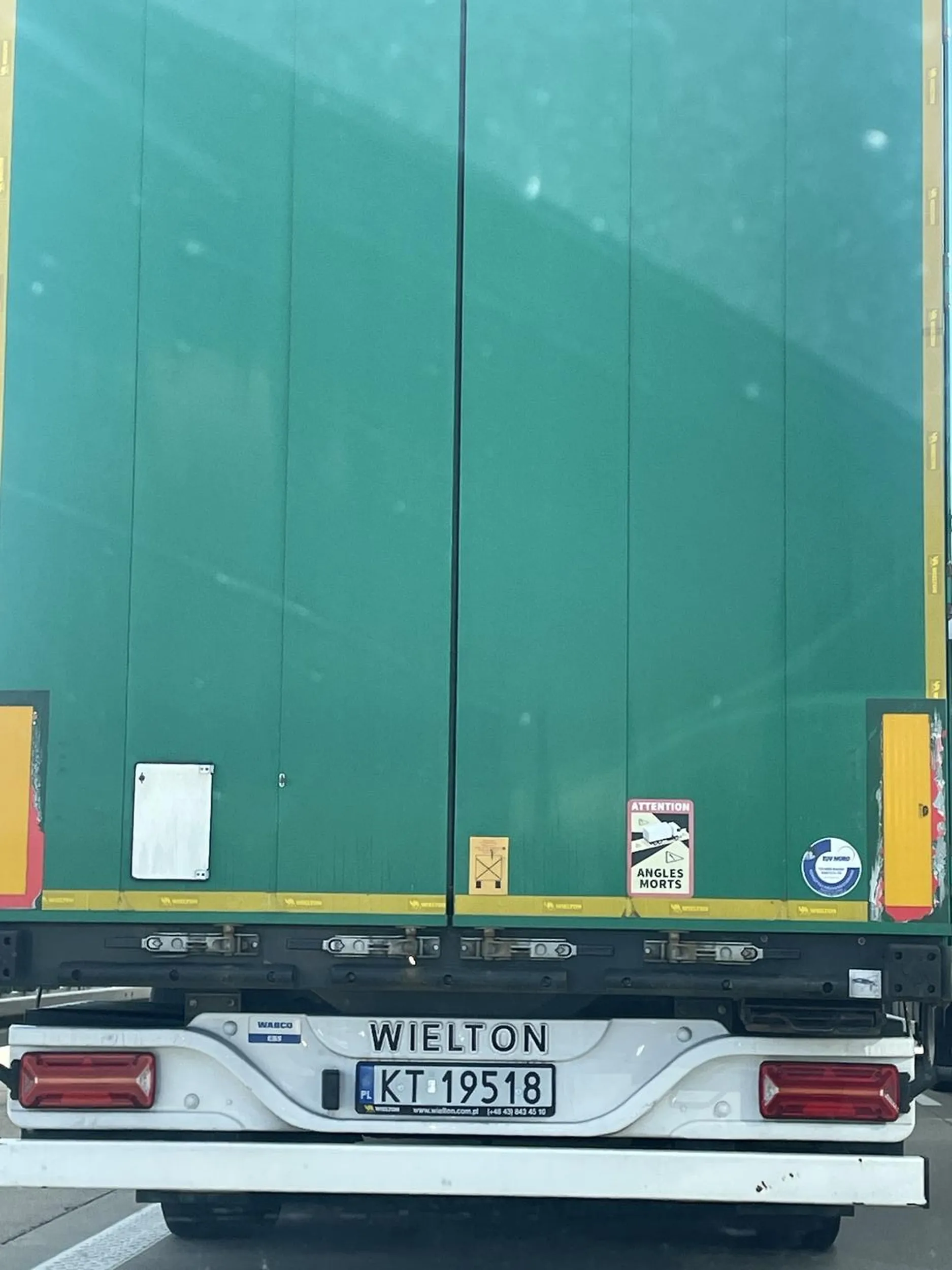 Kolego, wymuszaj sobie pierwszeństwo w kolejce do kibla a nie w korku na autostradzie