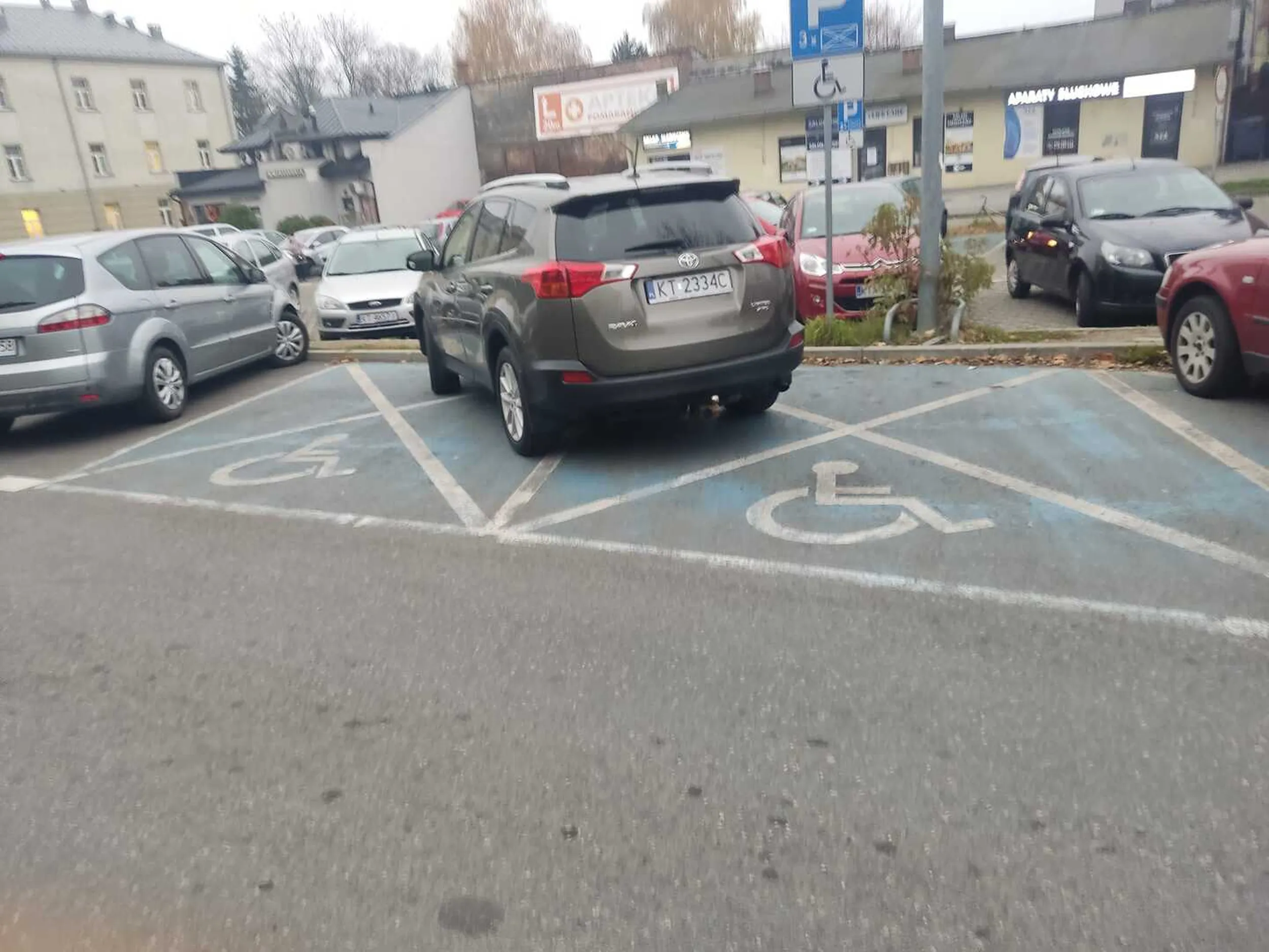 12.11.2024 Tarnów Dziś  po godzinie 7, przechodnia na Marii Curie, kto zabroni inwalidzkie parkować na 2 miejscach? Ma w d... pozostałych inwalidów