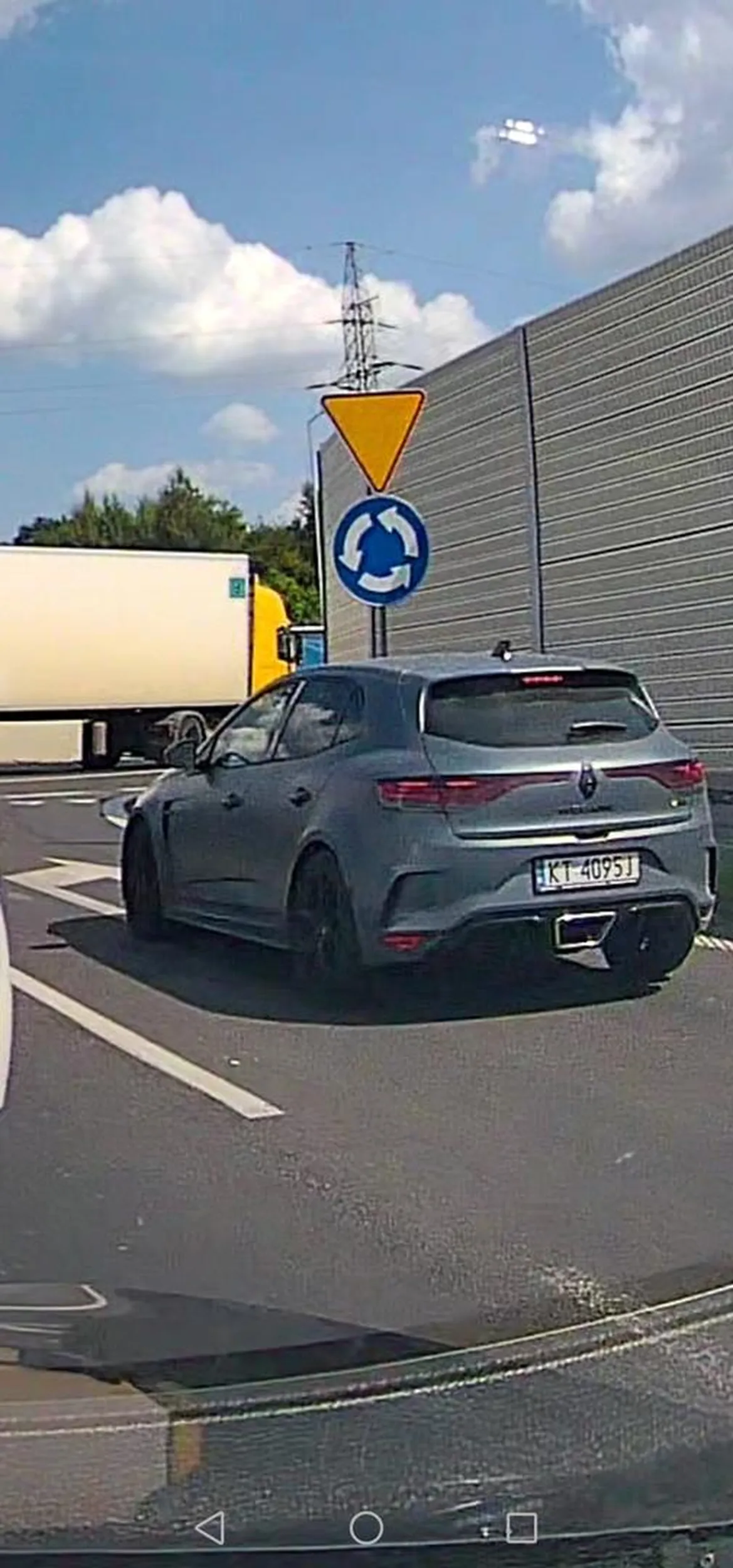 Bezmózg totalny, wyjeżdża na rondo na pas do skrętu w prawo omija wszystkie samochody i jedzie w lewo, burak czekał nie będzie