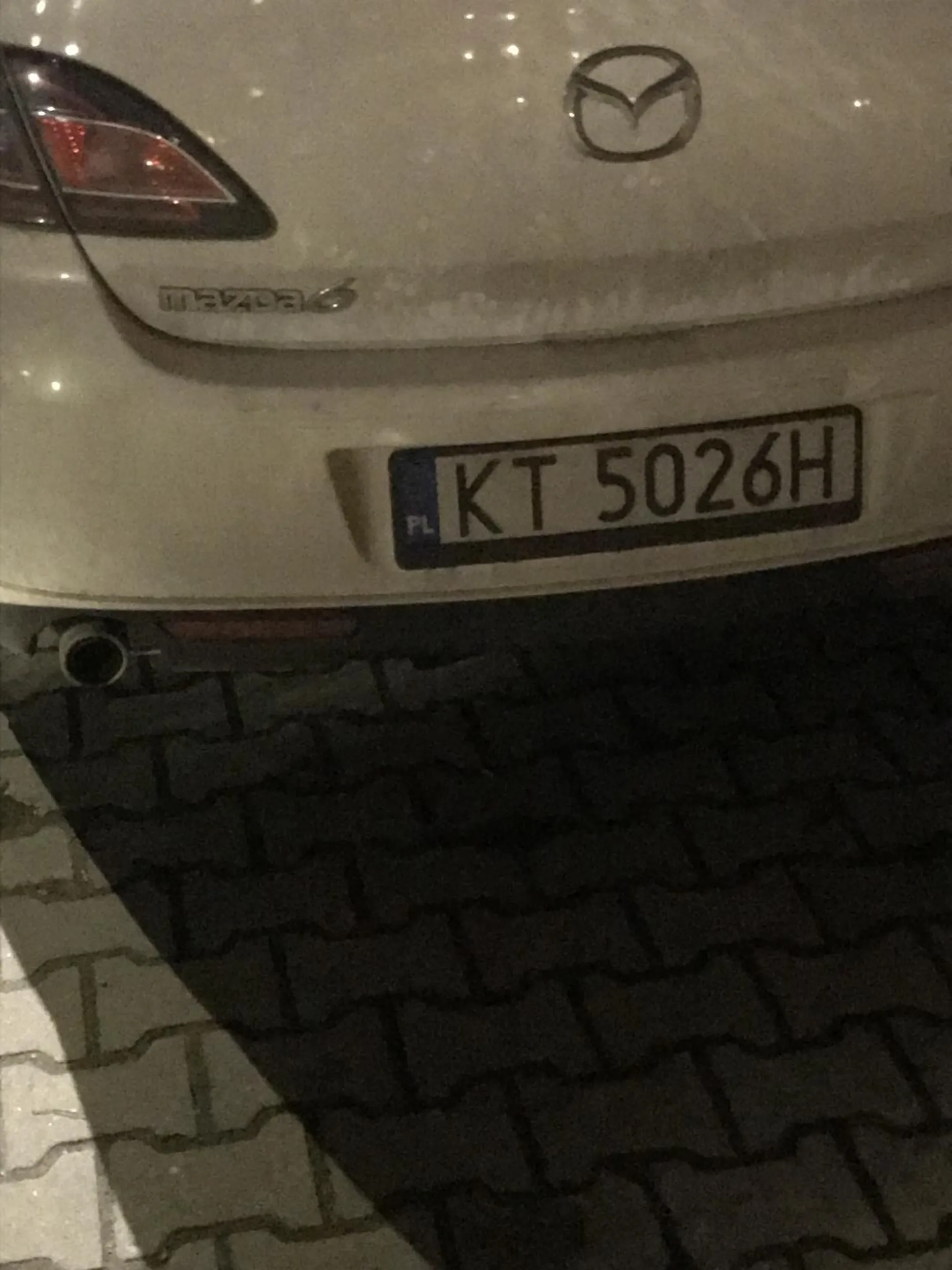 Kierowca wysiadając z samochodu wrzeszczał niecenzuralne słowa tak, że mogło go usłyszeć pół osiedla. Nie zareagował na zwrócenie mu uwagi.