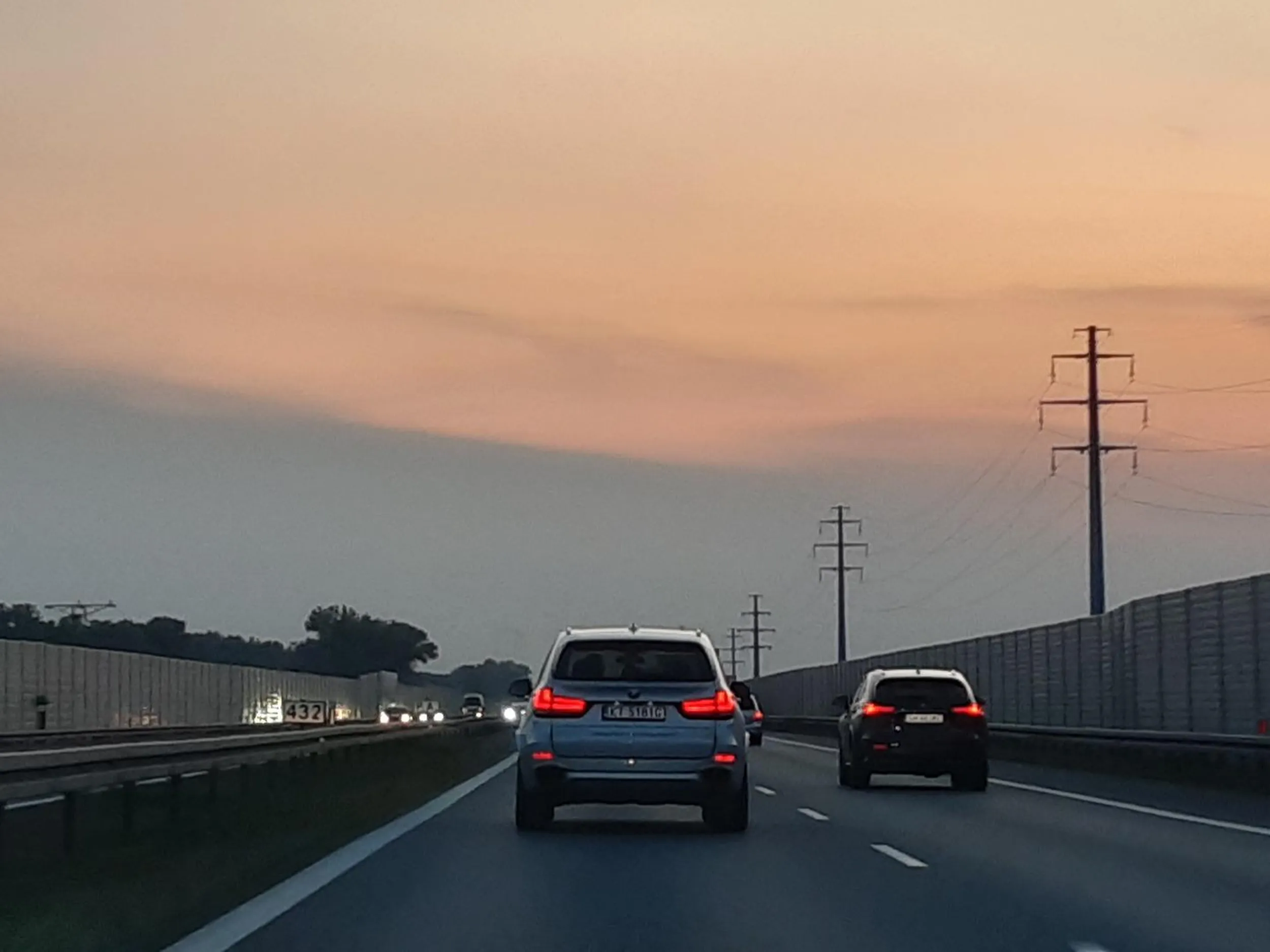 50 km ciagiem lewym pasem, ale przy próbie wyprzedzenia prawym pasem złośliwie przyspiesza. A jak ktoś na moment wjedzie na lewy pas, żeby wyprzedzić, to chamskie mruganie. Prawko z chipsów