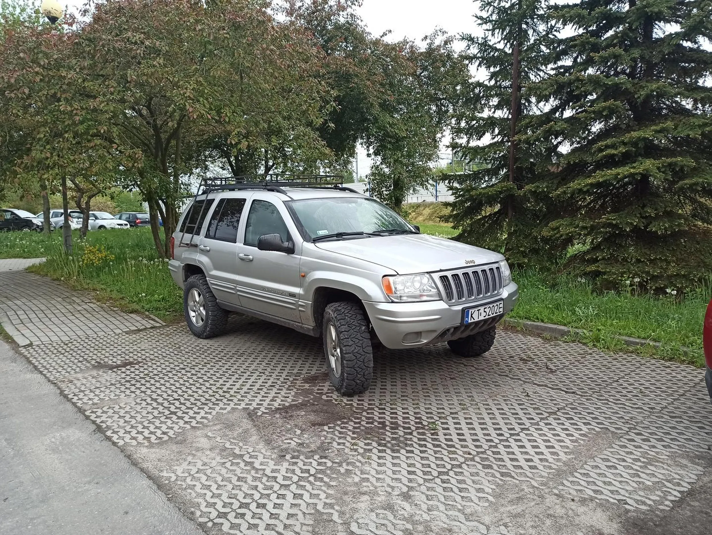 Na tych miejscach parkingowych normalnie mogą zmieścić się 4 samochody. Dziś zmieściły się 2 dzięki temu asowi i temu drugiemu z  KR 1SN56.