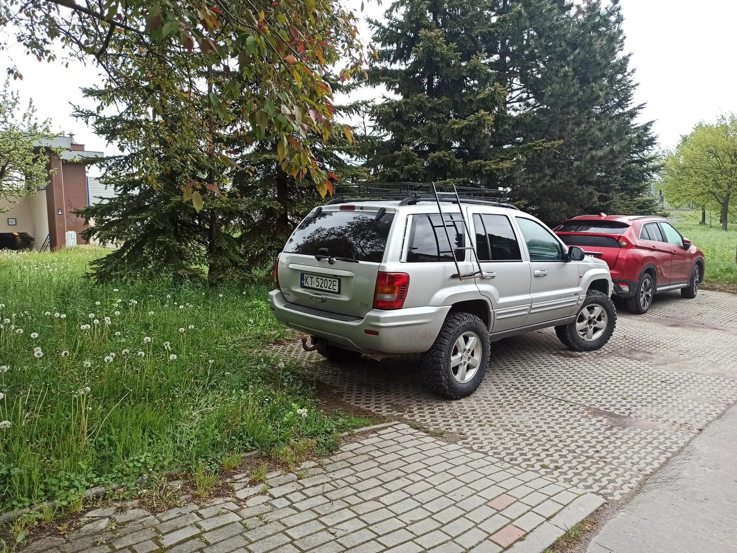 Na tych miejscach parkingowych normalnie mogą zmieścić się 4 samochody. Dziś zmieściły się 2 dzięki temu asowi i temu drugiemu z  KR 1SN56.