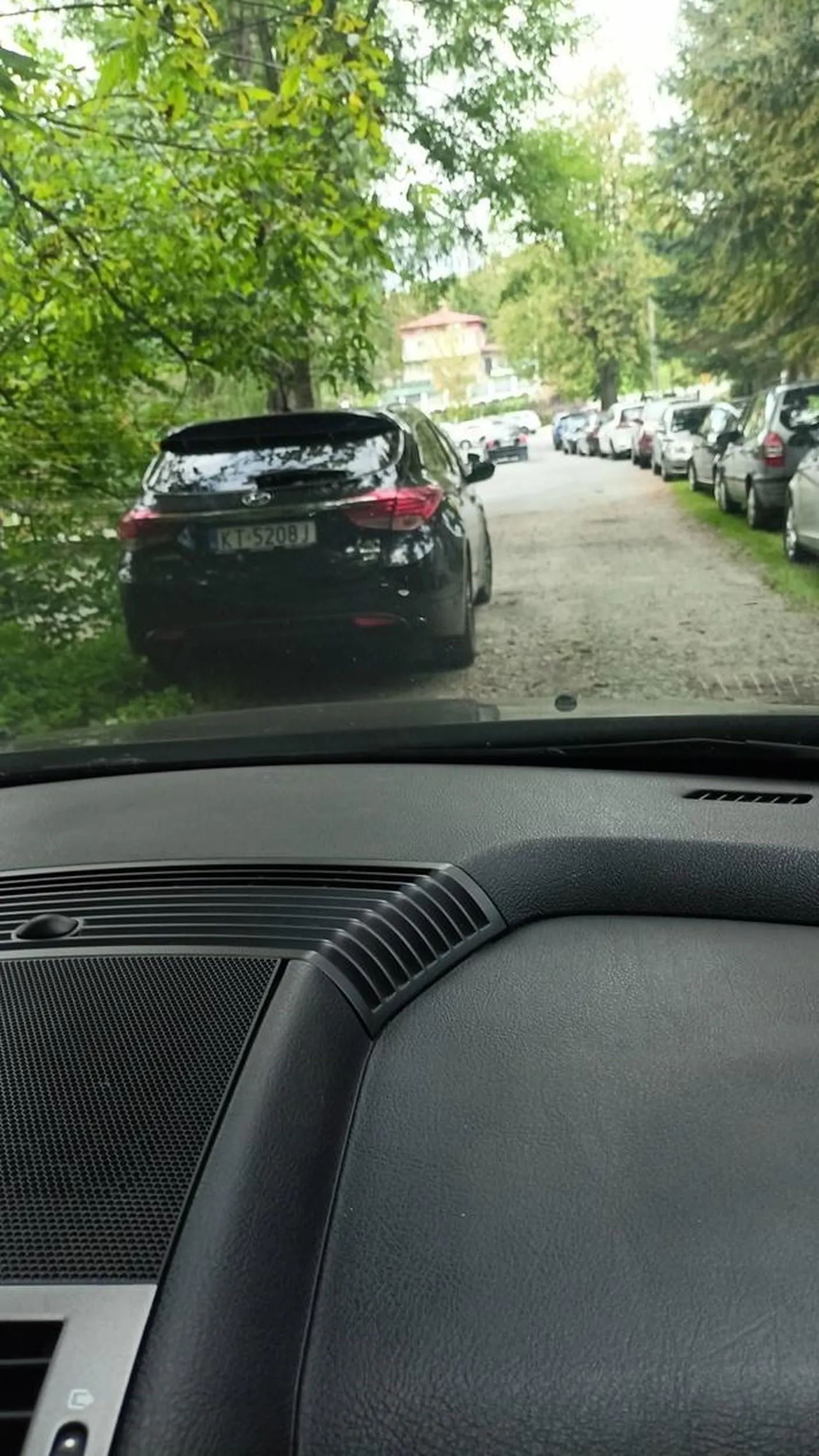 Naucz się parkować a nie parkujesz na środku drogi i się przejechać nie da cymbale kto ci prawo jazdy dał