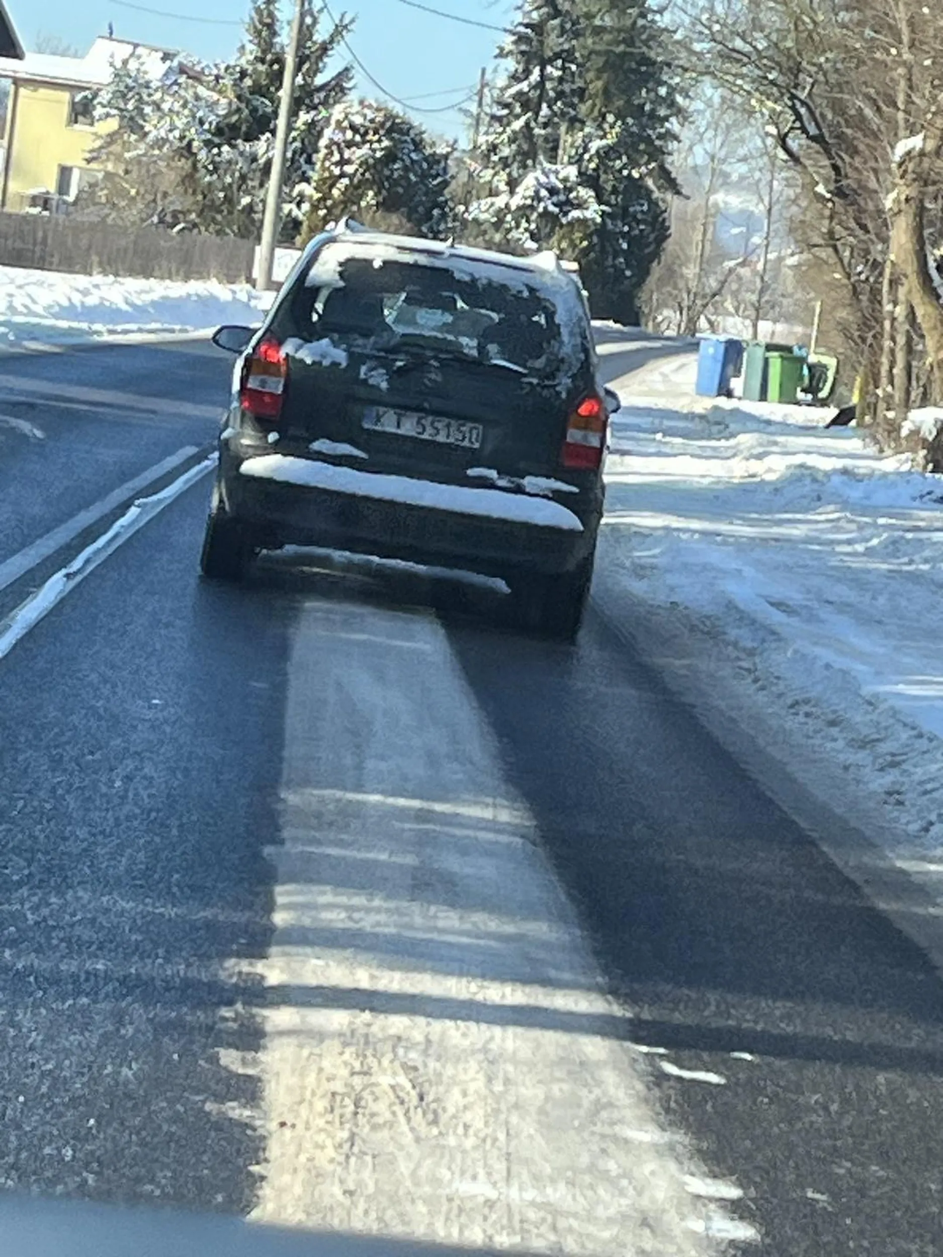 Agresja drogowa- siedzi na zderzaku samochodu na prawym pasie autostrady, zajeżdża drogę hamuje prawie do zera - na zjeździe  staje na środku i kieruje groźby karalne. Niezrównoważony, sfrustrowany kieeowca