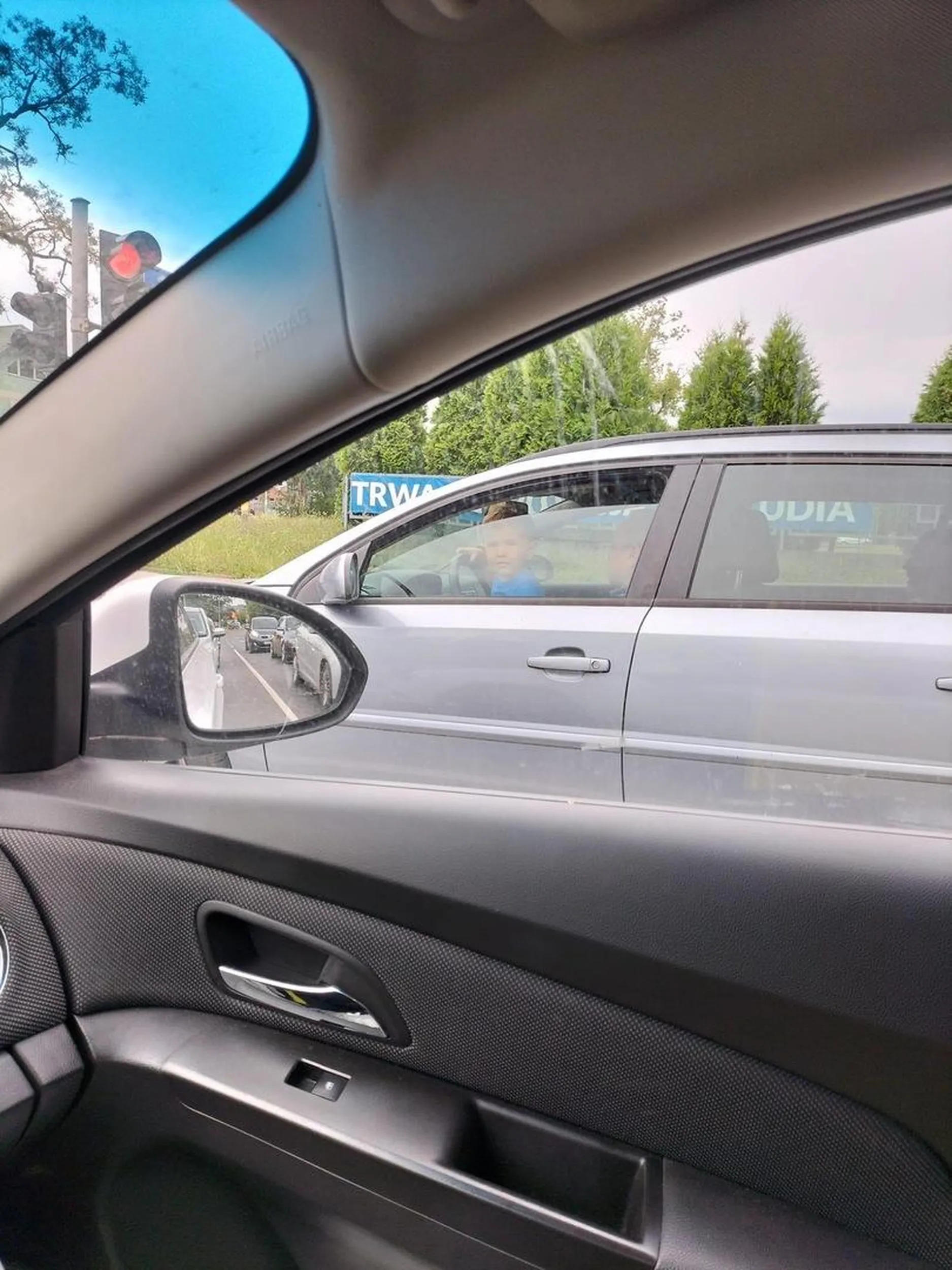 To trzeba być na prawdę idiotą, żeby małe dziecko podczas jazdy trzymać na kolanach, przy nawet niewielkiej stłuczce jeśli poduszki powietrzne się uruchomią z twarzy dziecka nic nie pozostanie. Tatuś na medal, oby policja odpowiednio rozparzyła zawiadomienie:)