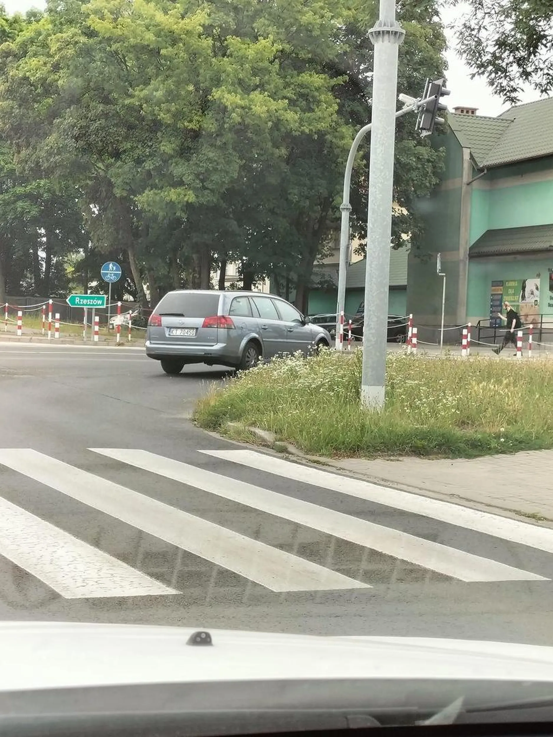 To trzeba być na prawdę idiotą, żeby małe dziecko podczas jazdy trzymać na kolanach, przy nawet niewielkiej stłuczce jeśli poduszki powietrzne się uruchomią z twarzy dziecka nic nie pozostanie. Tatuś na medal, oby policja odpowiednio rozparzyła zawiadomienie:)