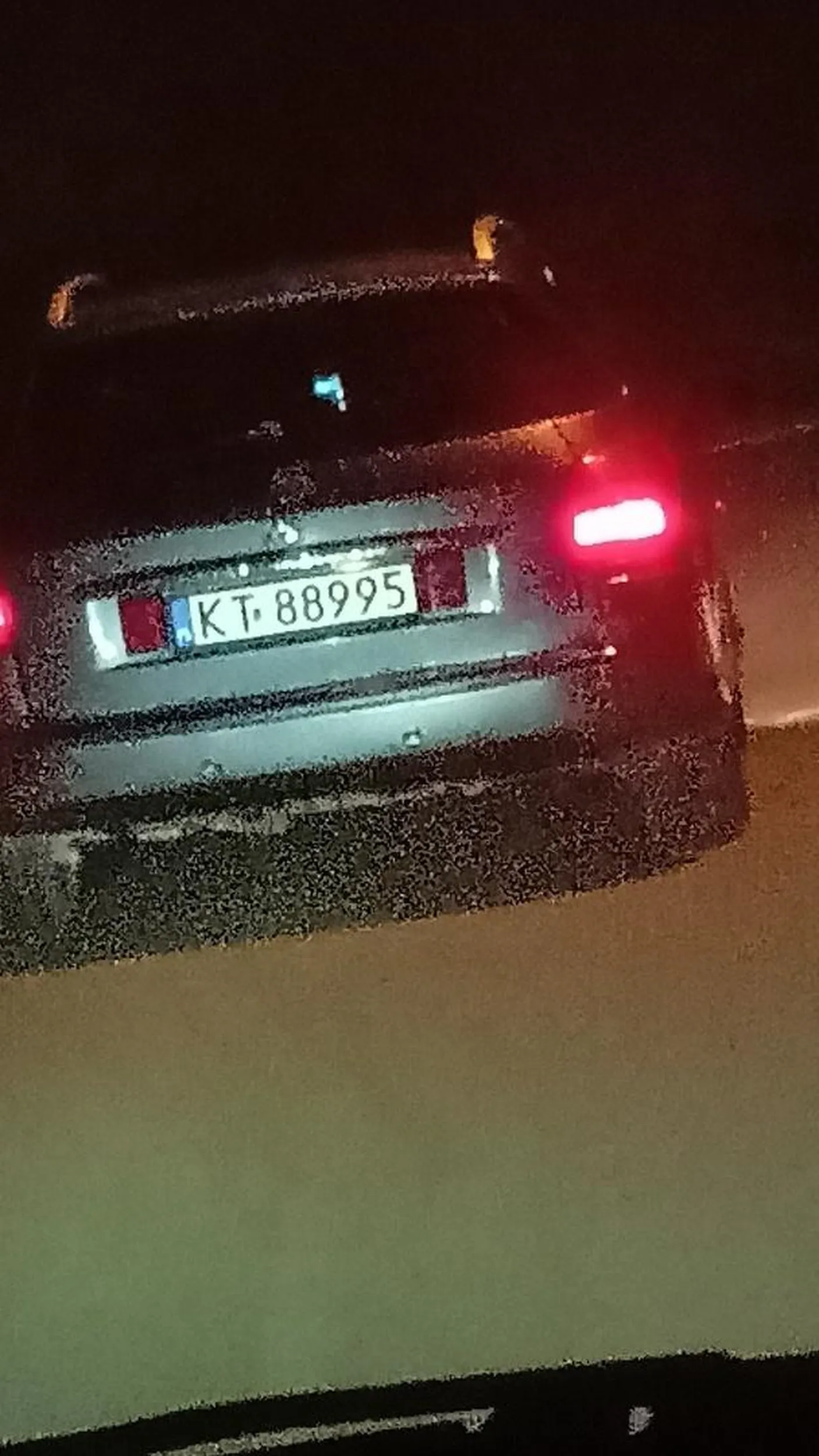 Wyrzuca papierosy przez szybę i jedzie prawdopodobnie pijany odcinek około minimum 6km środkiem drogi i pod prąd abyś się doigral matole ?