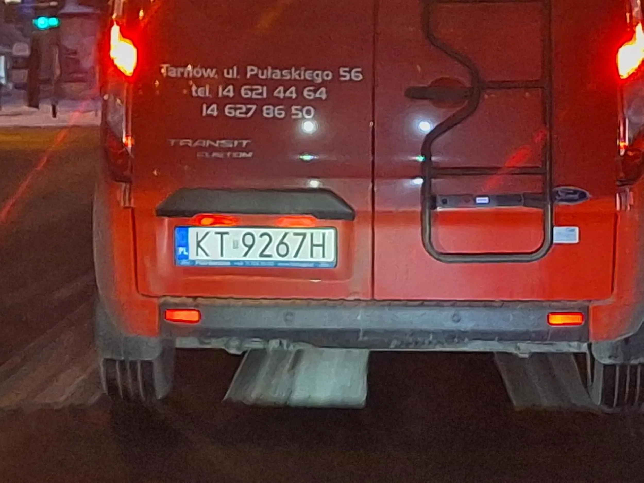 Kierowca firmy Kocik, uważa, że zmieniając pas z prawego na lewy, zmieniający ma pierwszeństwo. Tarnowska szkoła jazdy, gdzie prawko się kupuje.