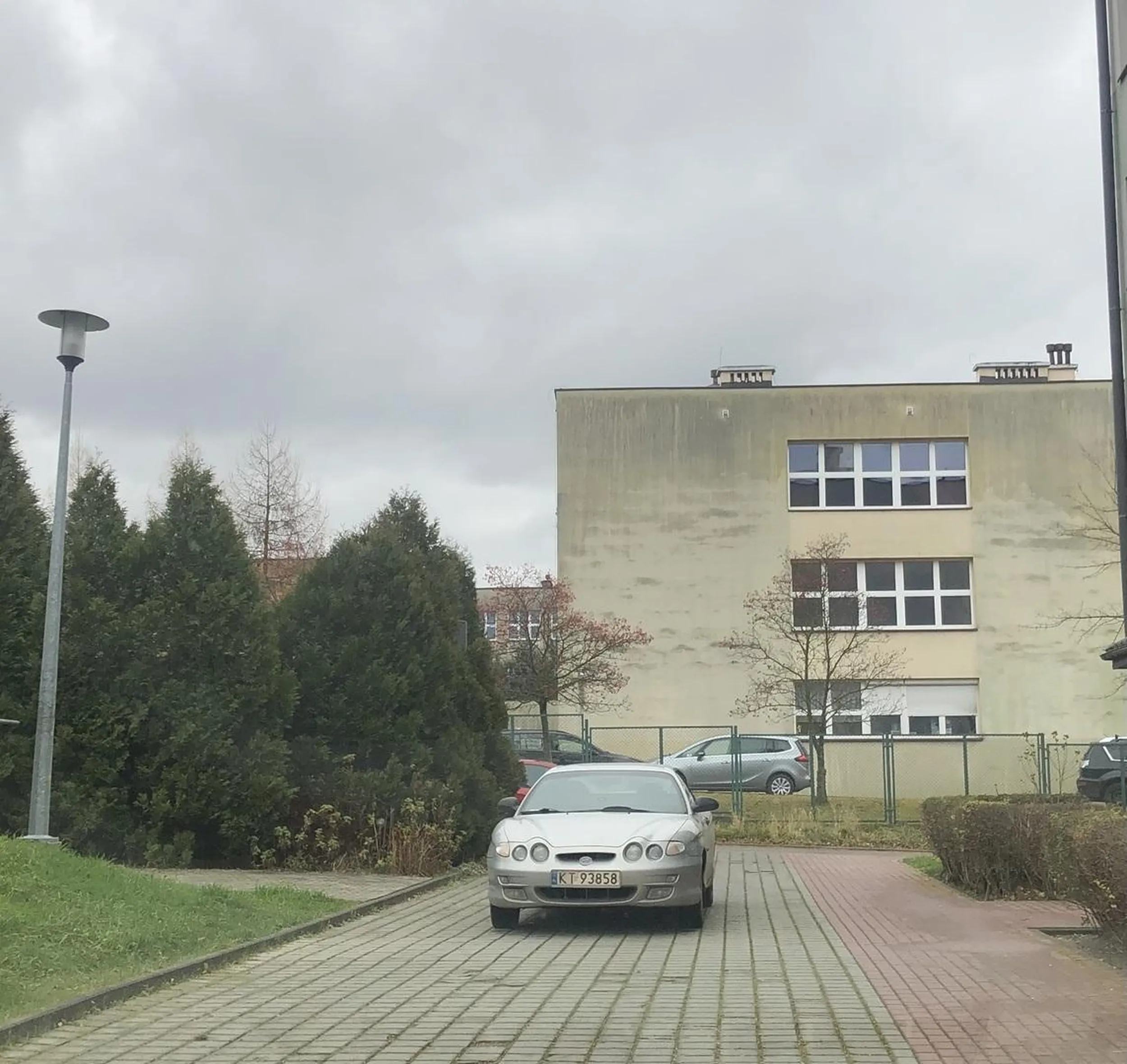 Nie ma to jak zaparkować na środku drogi