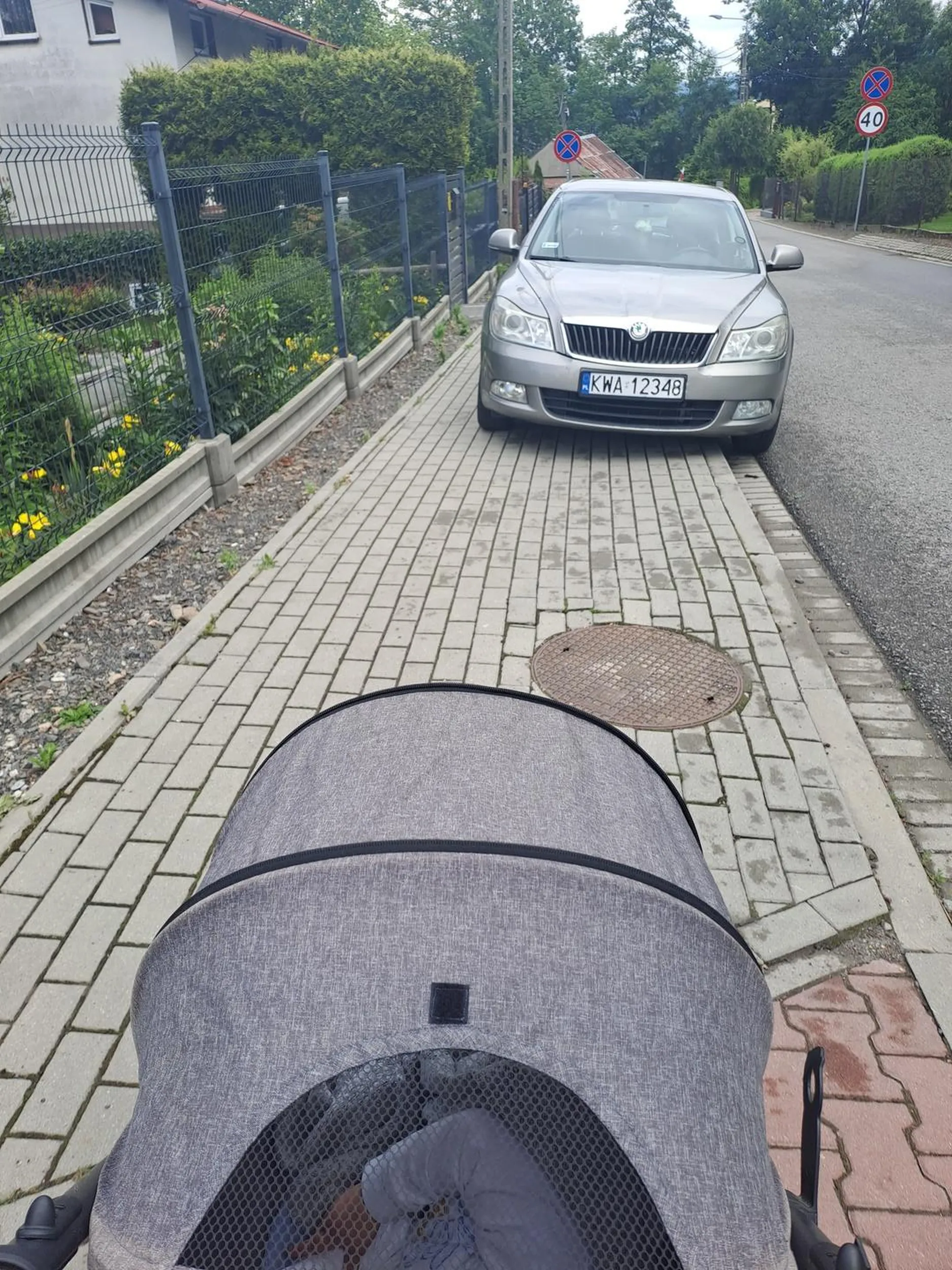 Zero wyobraźni. Chodnik jest dla pieszych, nie dla samochodów.