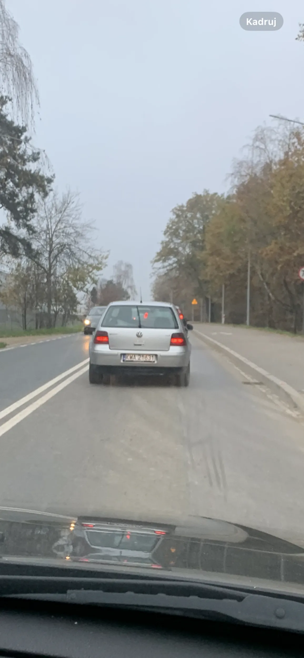 Kierowca niewiem gdzie zdał prawojazdy.. oślepiał mnie celowo ze swojego samochodu laserem który mnie oślepiał i musiałem zjechać na pobocze, wyprzedził mnie po czym ostro hamował. Radzę uważać na buraka i szkoda mi więcej słów na takich przygłupków