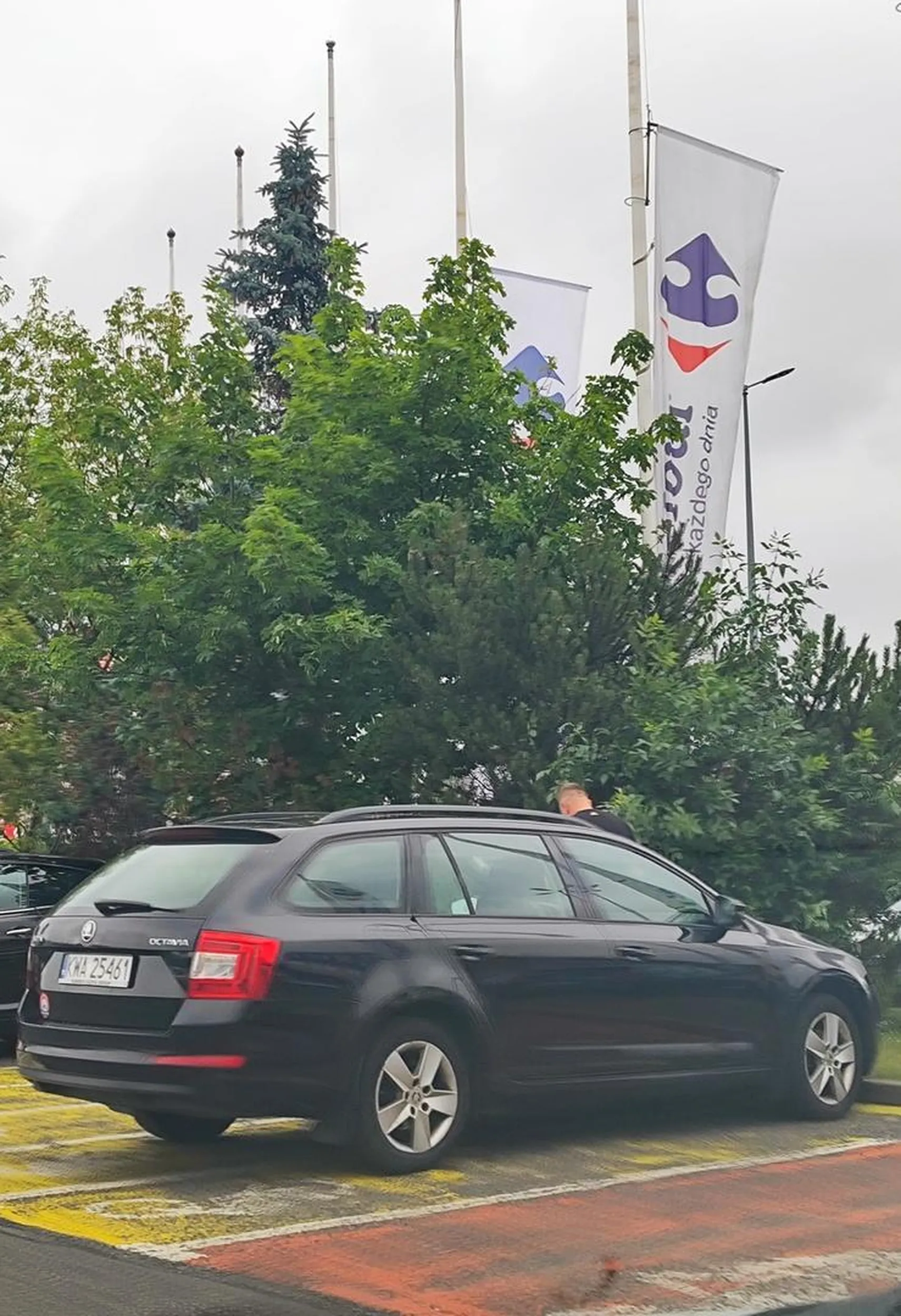 Mistrz parkowania na miejscach dla motocykli, przecież książę nie będzie szedł daleko do sklepu