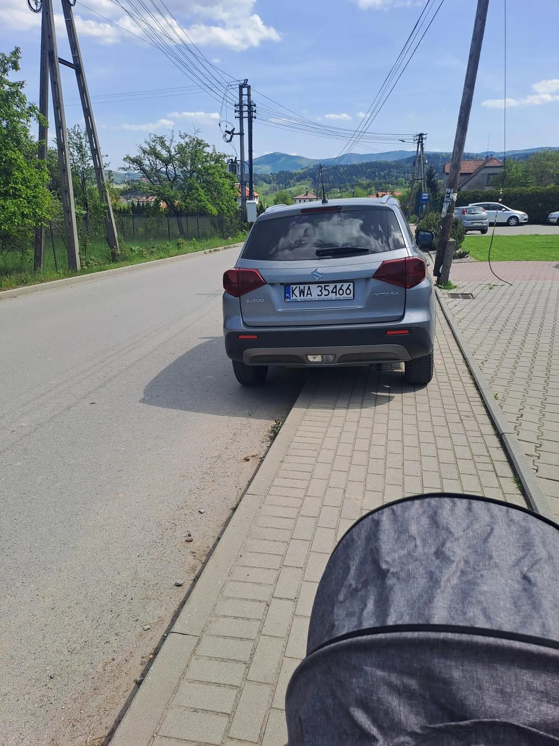 Nie da się przejechać wózkiem pod szkołą, a parking obok luźny.