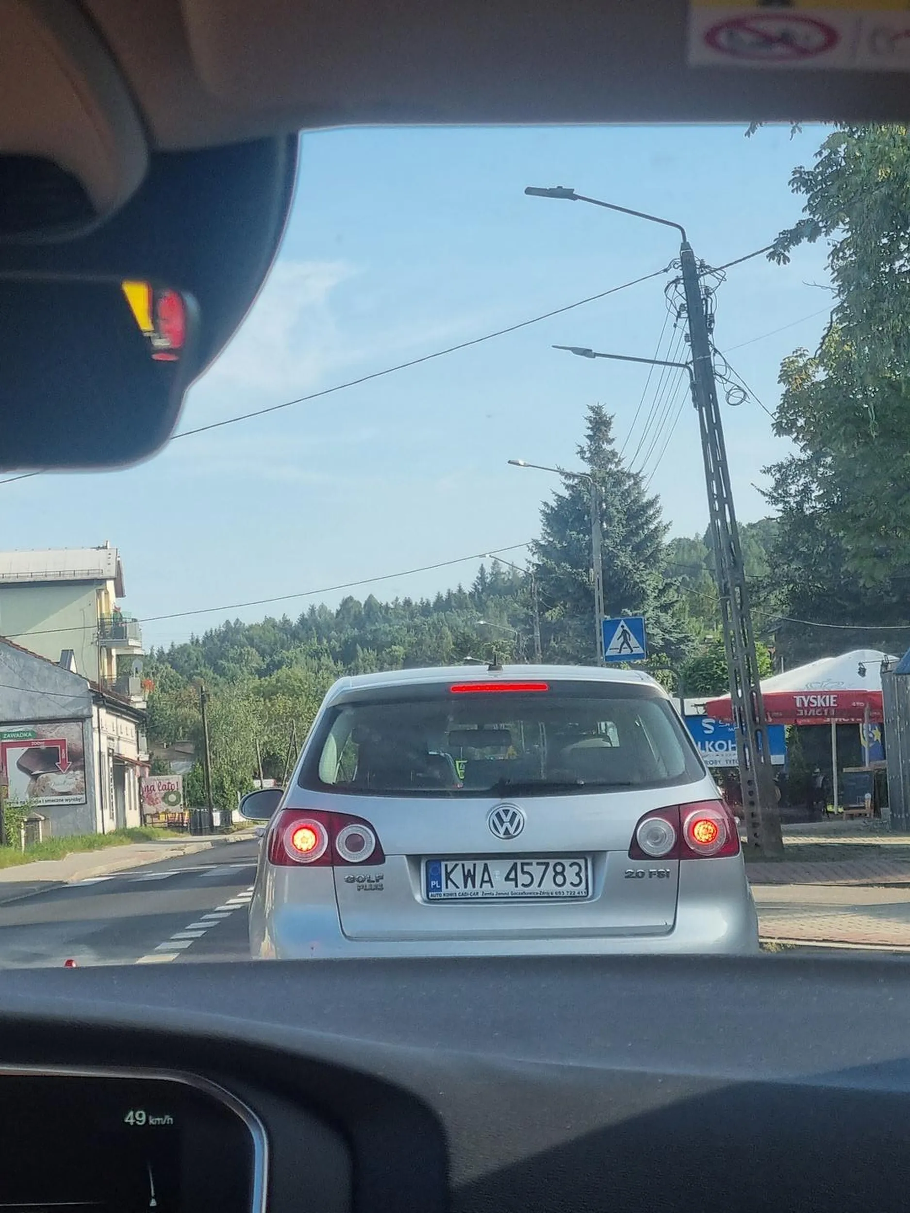 Uprzejma p***o jeszcze więcej puść aut przed sobą (puściła 8 aut) w dodatku jedzie 30 na godzinę w terenie zabudowanym ogar. Jeszcze bardziej chamuj z 45 km/h na zakręcie XDD