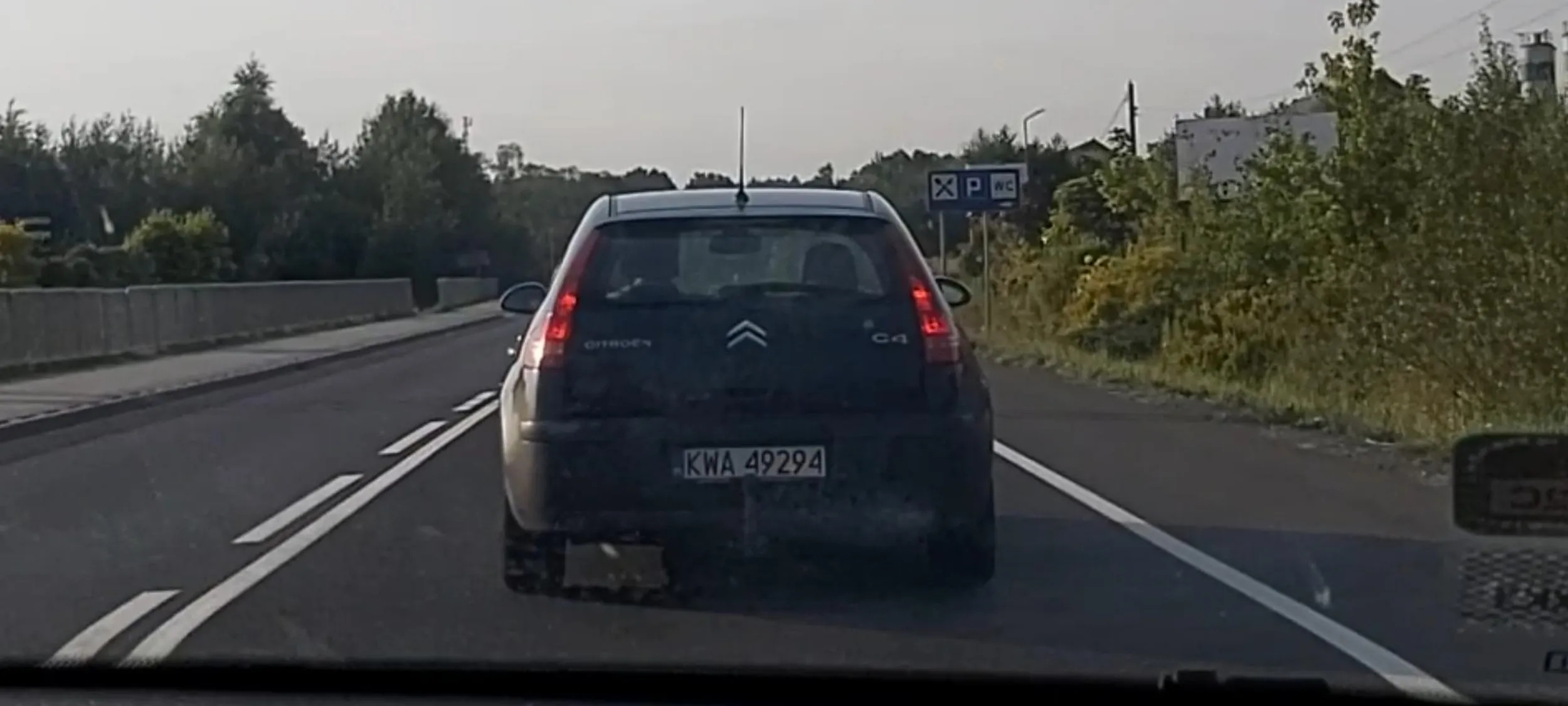 Niebezpieczny kierowca! Jadą z Wadowic w kierunku Zakopanego kilkukrotnie zajeżdżał drogę na dwupasie przy próbie wyprzedzenia go. Ostro hamował, stwarzał zagrożenie