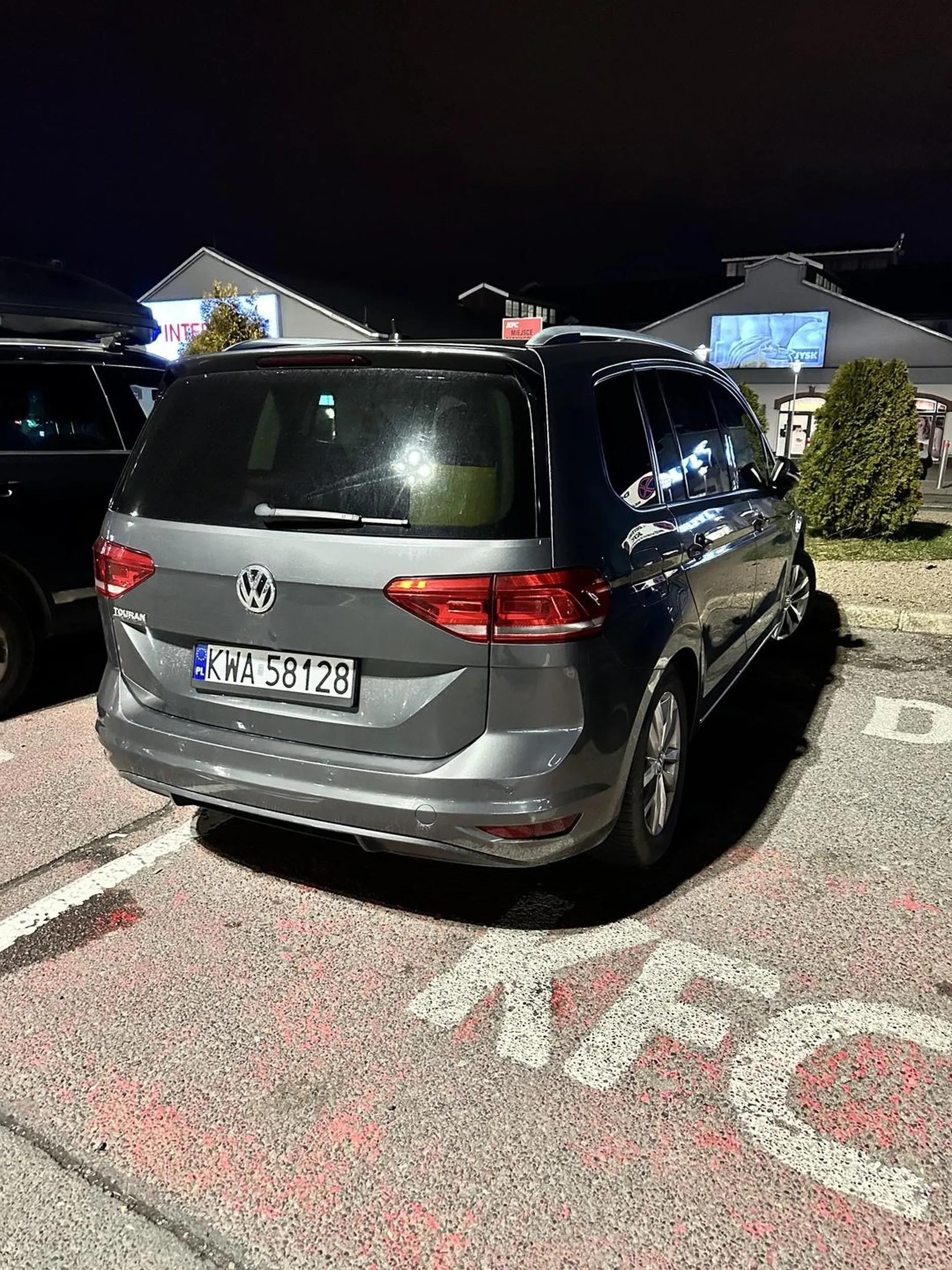 Panowie trzej poszli do pizzeri przy czym zajęli dobrze oznakowane miejsce dla dostawców KFC nie ładnie zgłoszone do straży miejskiej