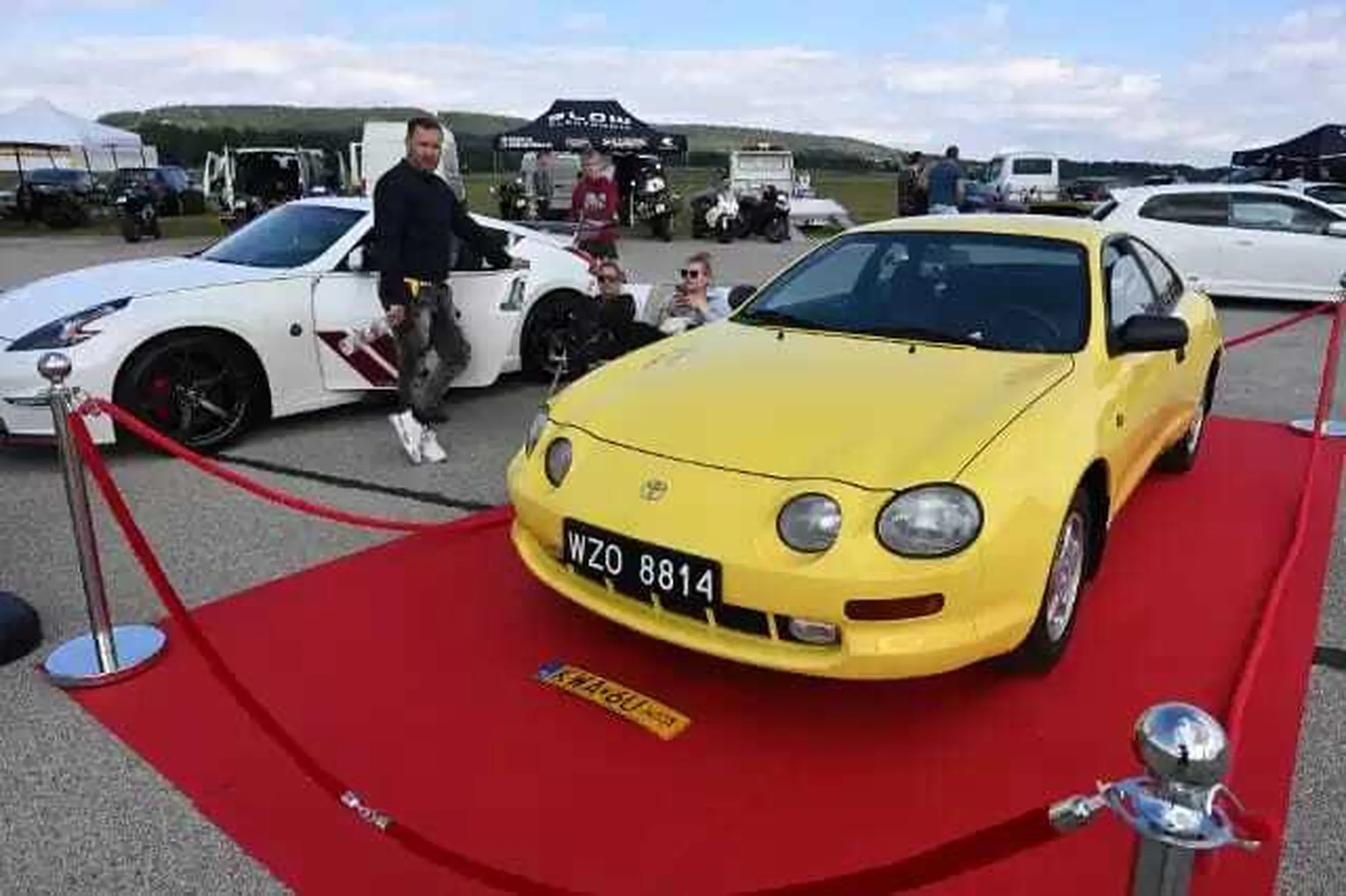 Jest to oryginalna toyota celica z filmu ,,chłopaki nie płacza,, Która obecnie posiada numery żółte zabytkowe KWA 6U A numery na których była zarejestrowana i brała udział w filmie WZO 8814 Wiecej informacji istagram Toyotacelica_chlopakinieplacza Pozdrawiamy