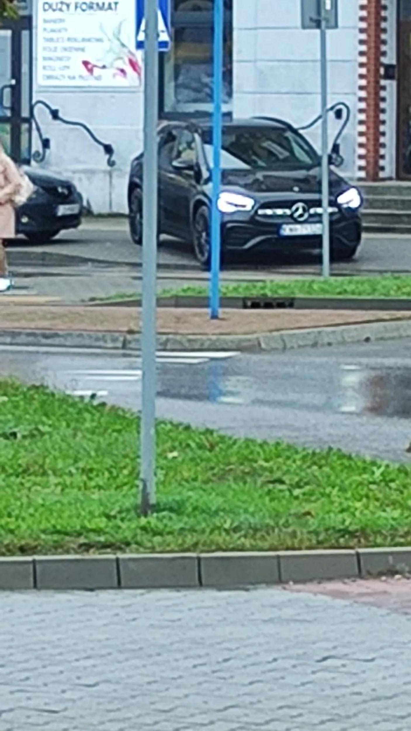 w oświecimiu wiza wi dwozec pkp  parkuje ćwok centralnie przed przejściem czekajac na synka mimo zwroconej uwagi dalej stoi obstawiam że jest upośledzony