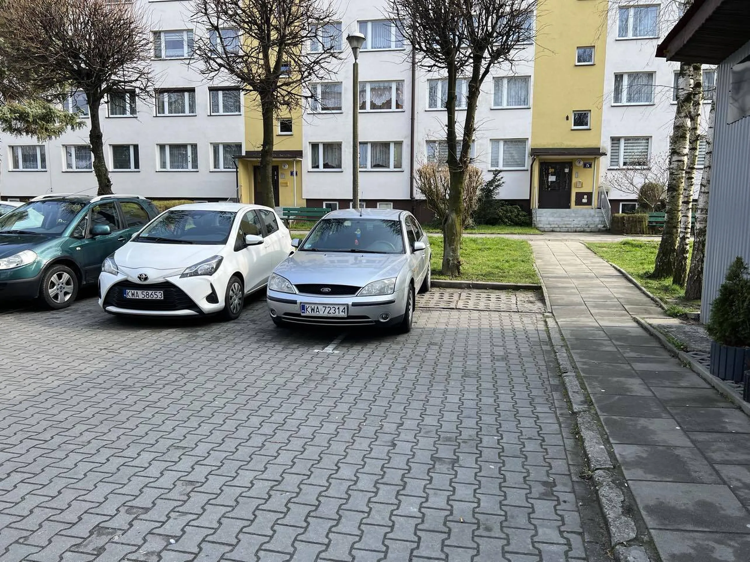 Za takie parkowanie powinien być kryminał. Raczej nic po prawej stronie wcześniej nie stało...