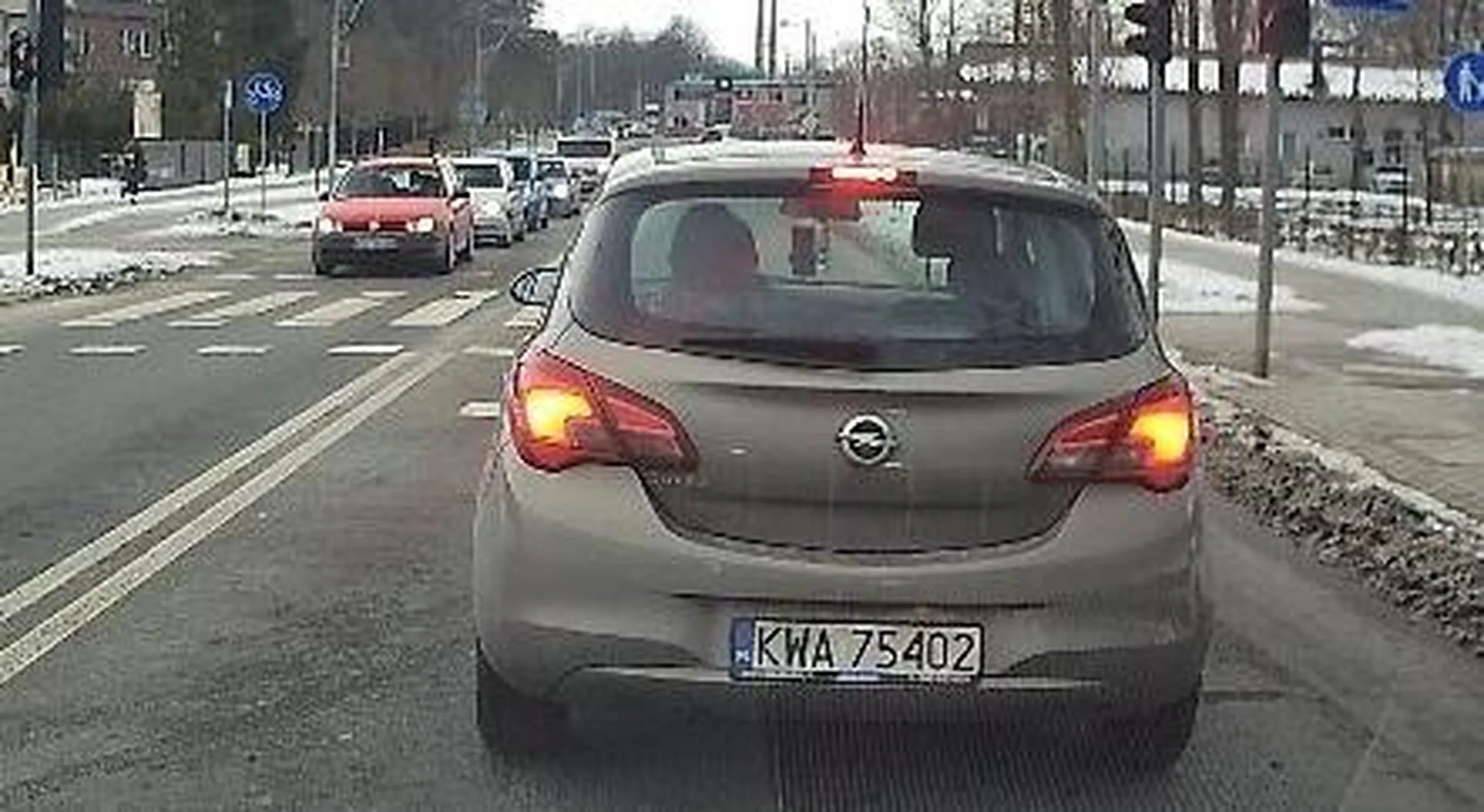 pieszy stoi - inaczej byłby rozjechany