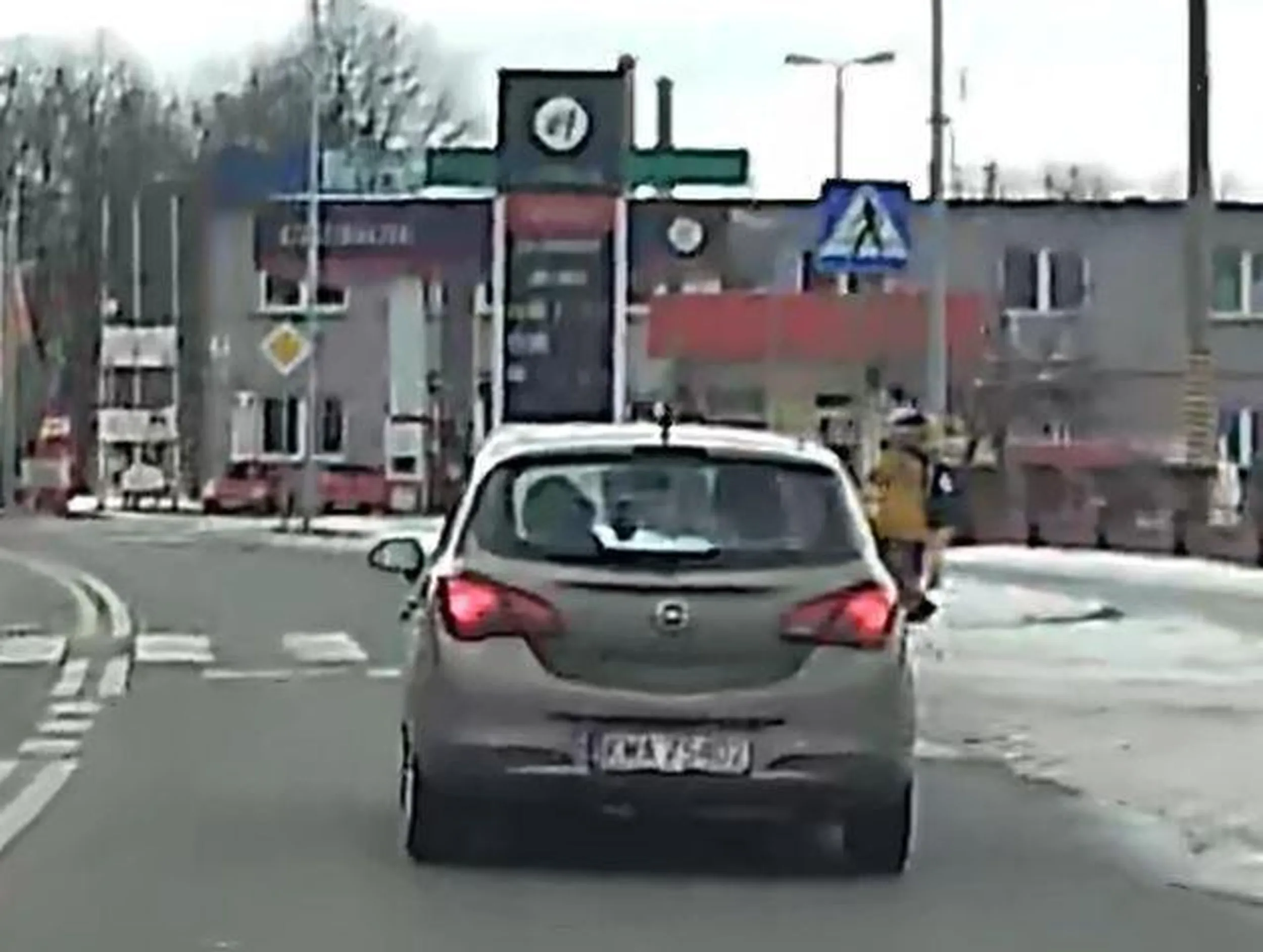 pieszy stoi - inaczej byłby rozjechany