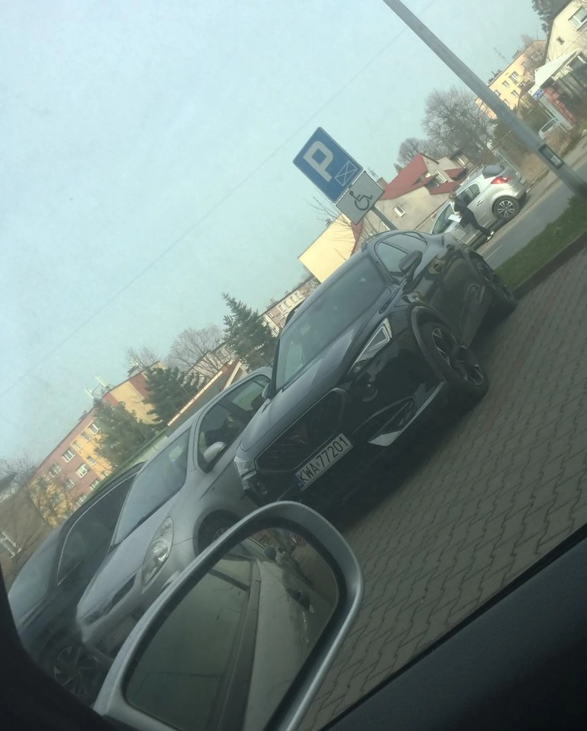 Pani o blond włosach miała za daleko mimo, że normalne miejsce parkingowe było 10 metrów dalej.