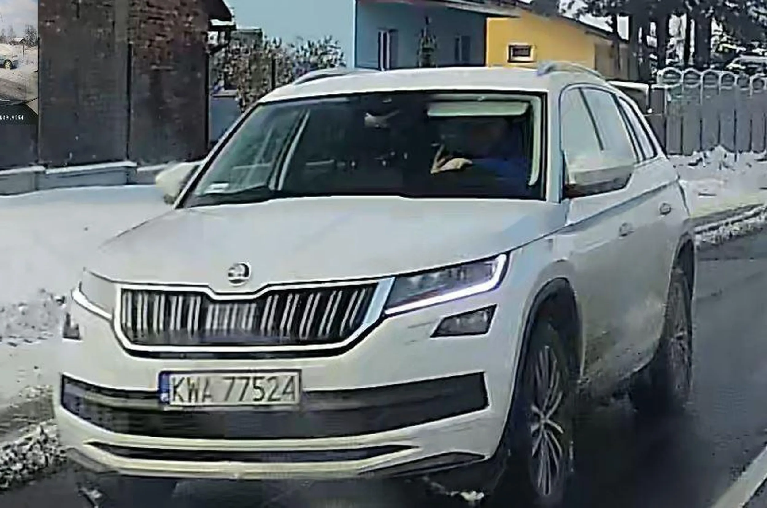 jeżeli nikt nie widzi trzymanego w ręce podczas jazdy telefonu to w czym problem ?