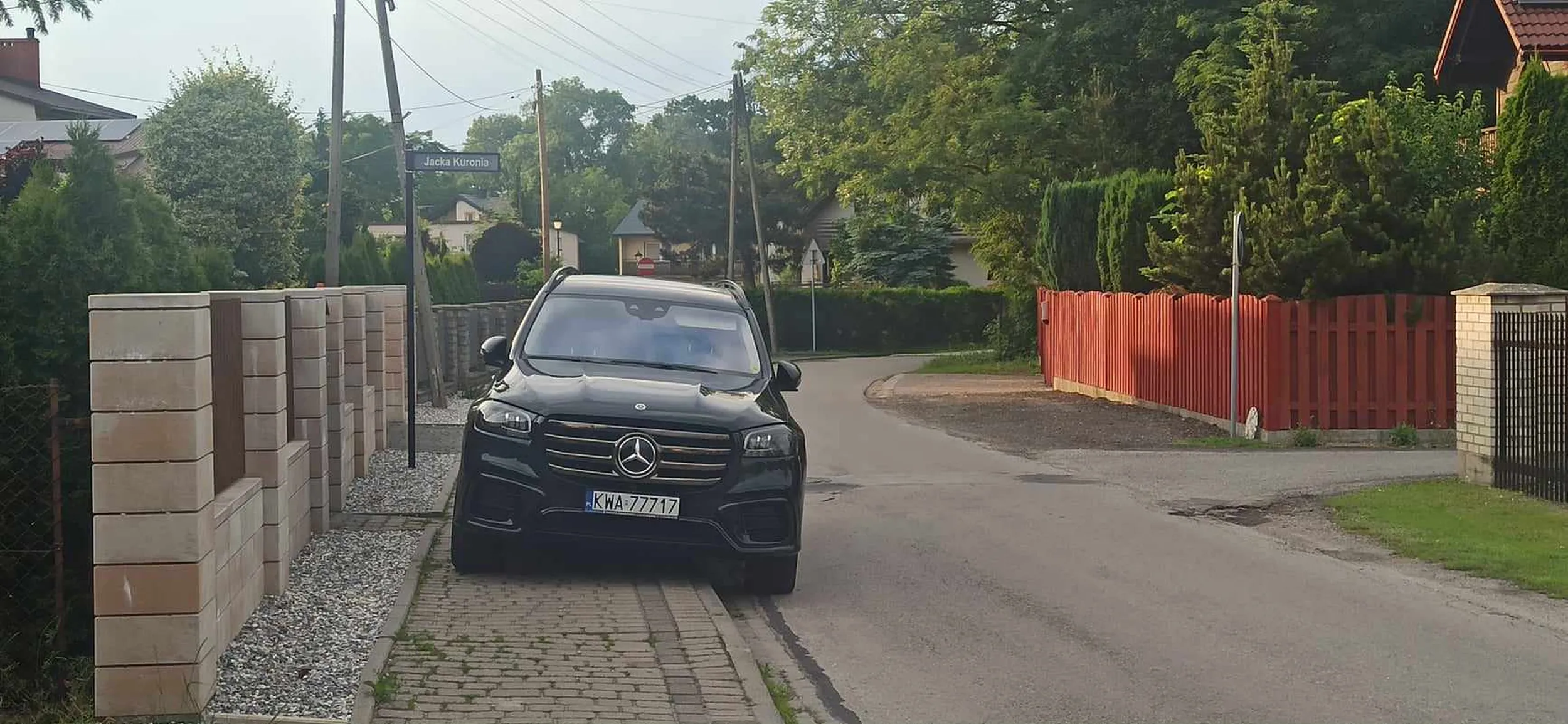 6 czerwca 2024 blokował chodnik na ulicy Kongresowej pomiędzy godziną 19 a 21.