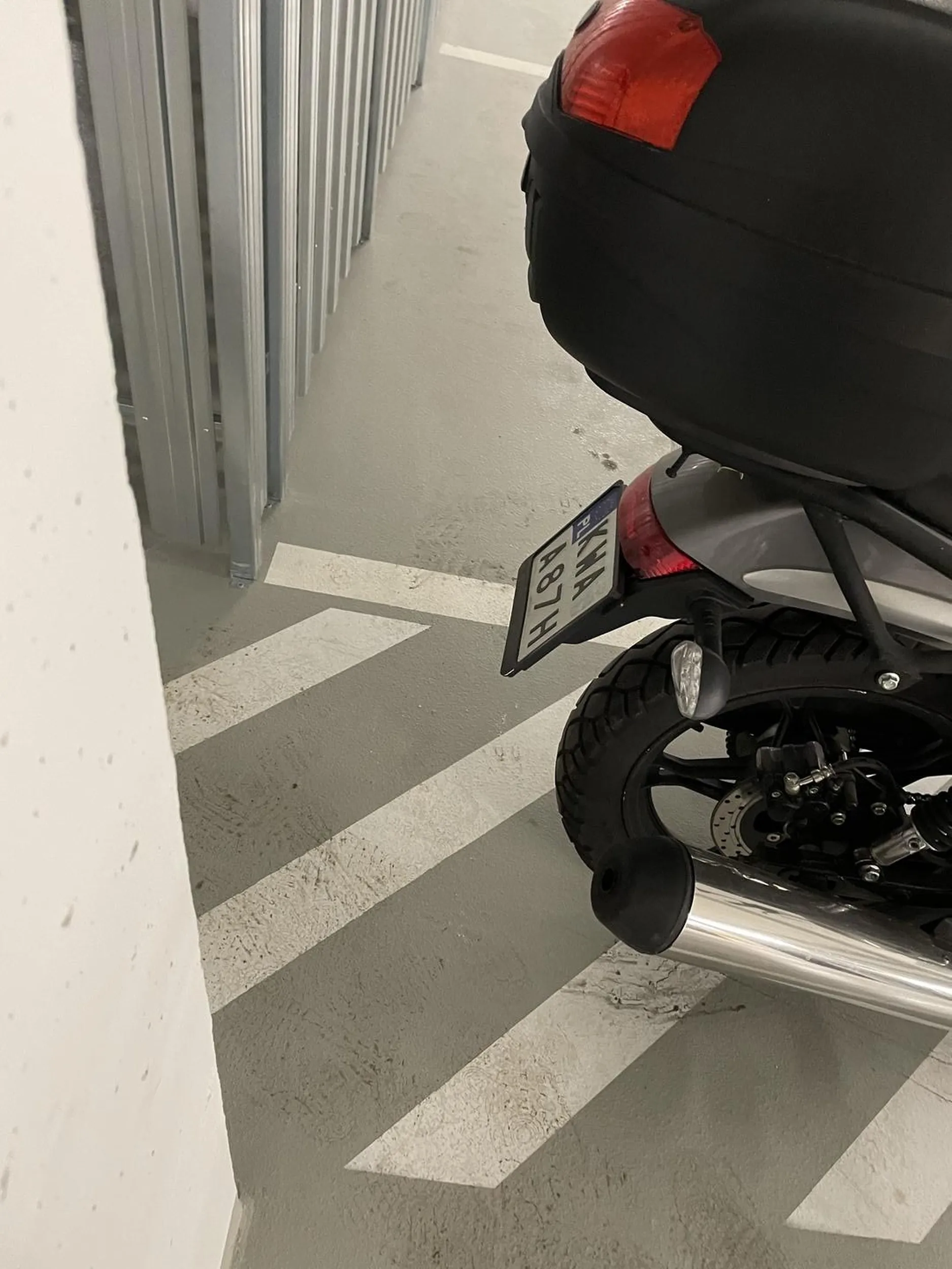 Nieprawidłowo zaparkowane motocykle.