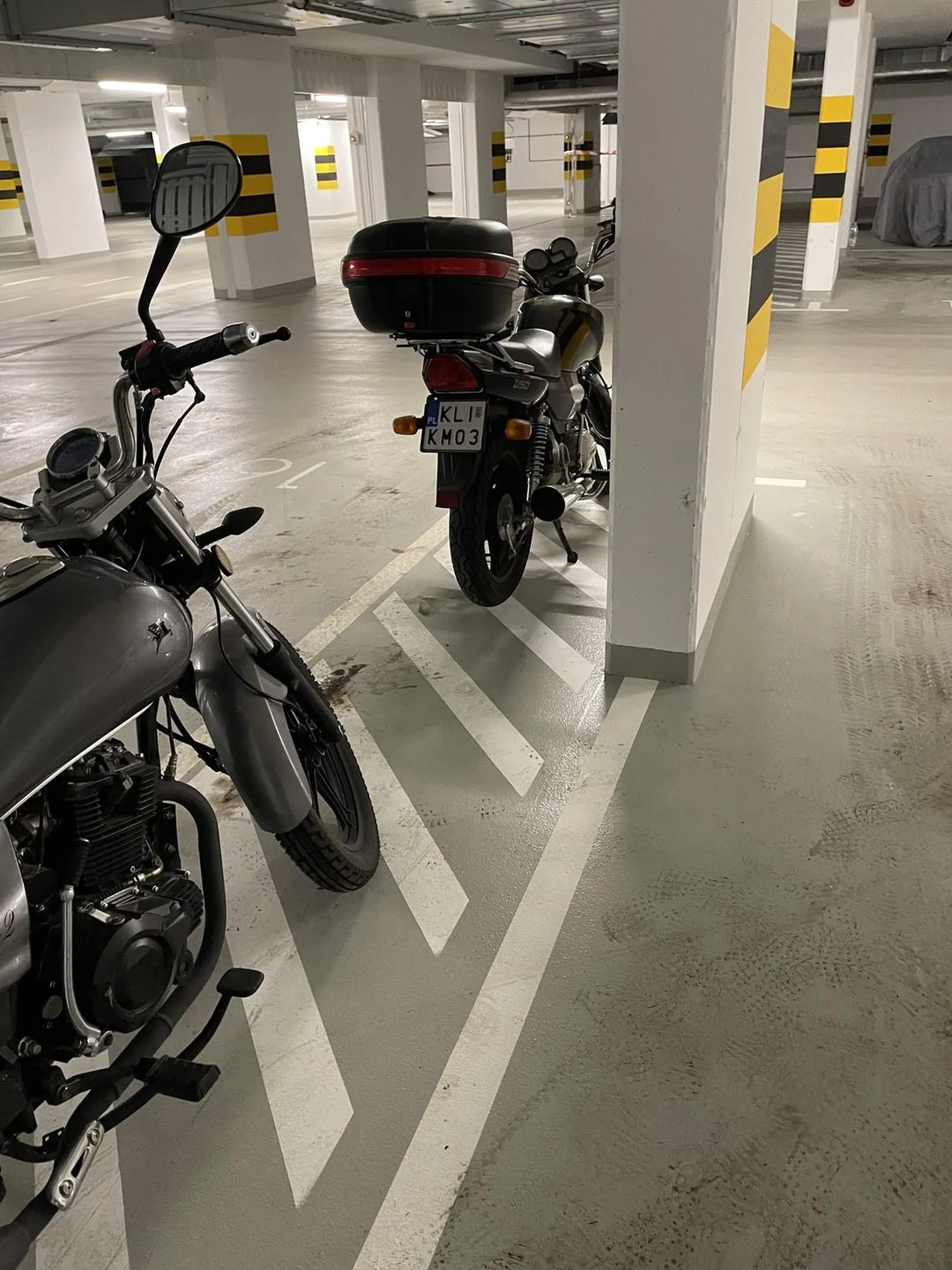 Nieprawidłowo zaparkowane motocykle.