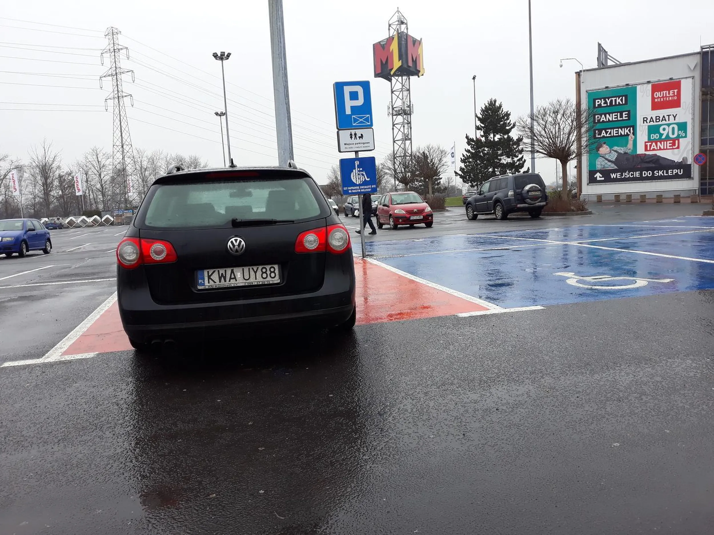M1 Zabrze. Parking dla rodzin z małymi dziećmi a z auta wysypało się 4 spasionych gości gadających w obcym języku. Albo jakiś sklep będzie dzisiaj stratny albo ktoś na parkingu kupi podrobione perfumy albo narzędzia.