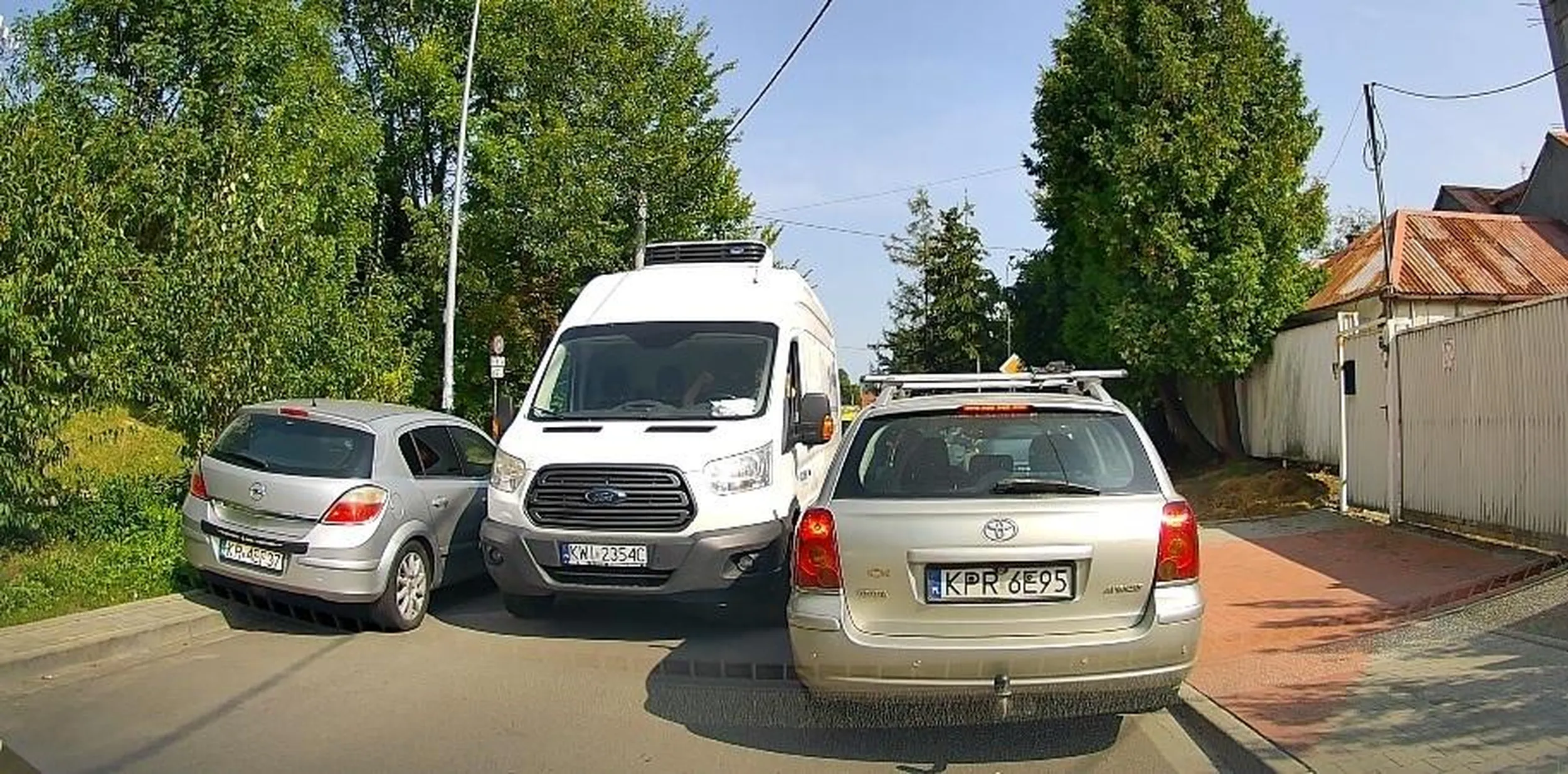 Kierowca FORDa KWI2354C wymusza pierwszeństwo przejazdu po czym tamuje ruch i oczekuje aż inni kierowcy będą wjeżdżać na chodnik i jeździć wzdłuż chodnika, powoduje zator ruchu pojazdów. Śmieje się przy tym ludziom w twarz, stosuje techniki zastraszania (wmawia rzeczy które nie miały miejsca wobec zakomunikowanej mu informacji że zostanie wezwany radiowóz), macha rękoma.