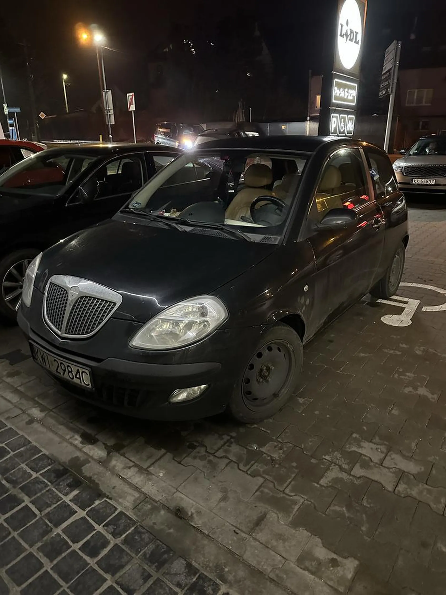 Bardzo „zaradna” Pani wykorzystuje luki w oznakowaniu żeby zająć miejsce dla niepełnosprawnego przed sklepem. Przebiegłość i spryt godny pochwały! Polecam rywalizować ze zdrowymi, a nie z inwalidami - oni mają już wystarczająco ciężko w życiu ?