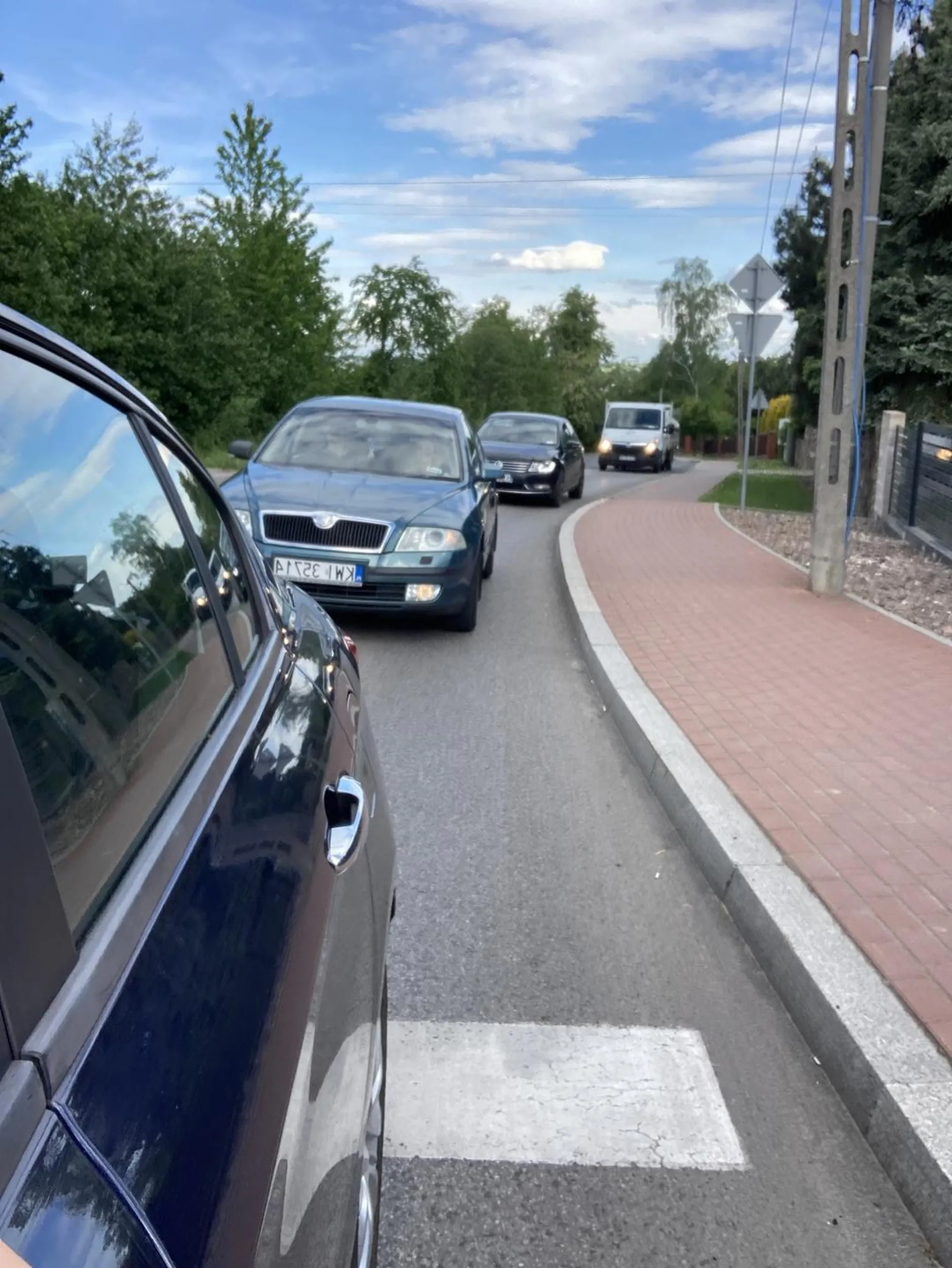 Menda siedzi na zderzaku i mruga światłami -rep