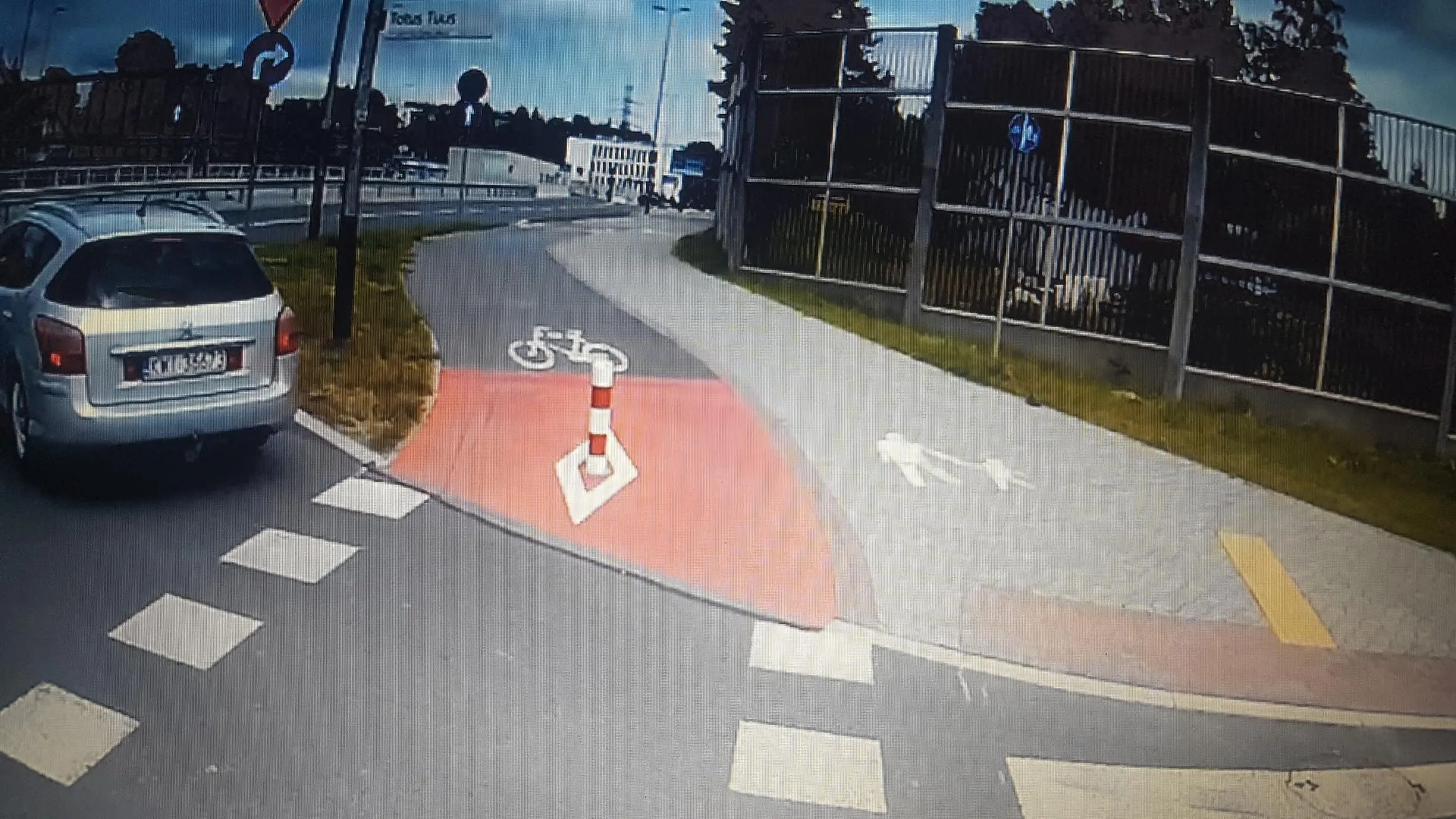 Stary małpiszon nawet nie spojrzy co robi. Po wsi Wieliczka sobie jeździ tak, ze nie patrzysz co sie dzieje na drodze! Wymusza i stwarza zagrożenie dla innych, nie używa kierunkowskazów!