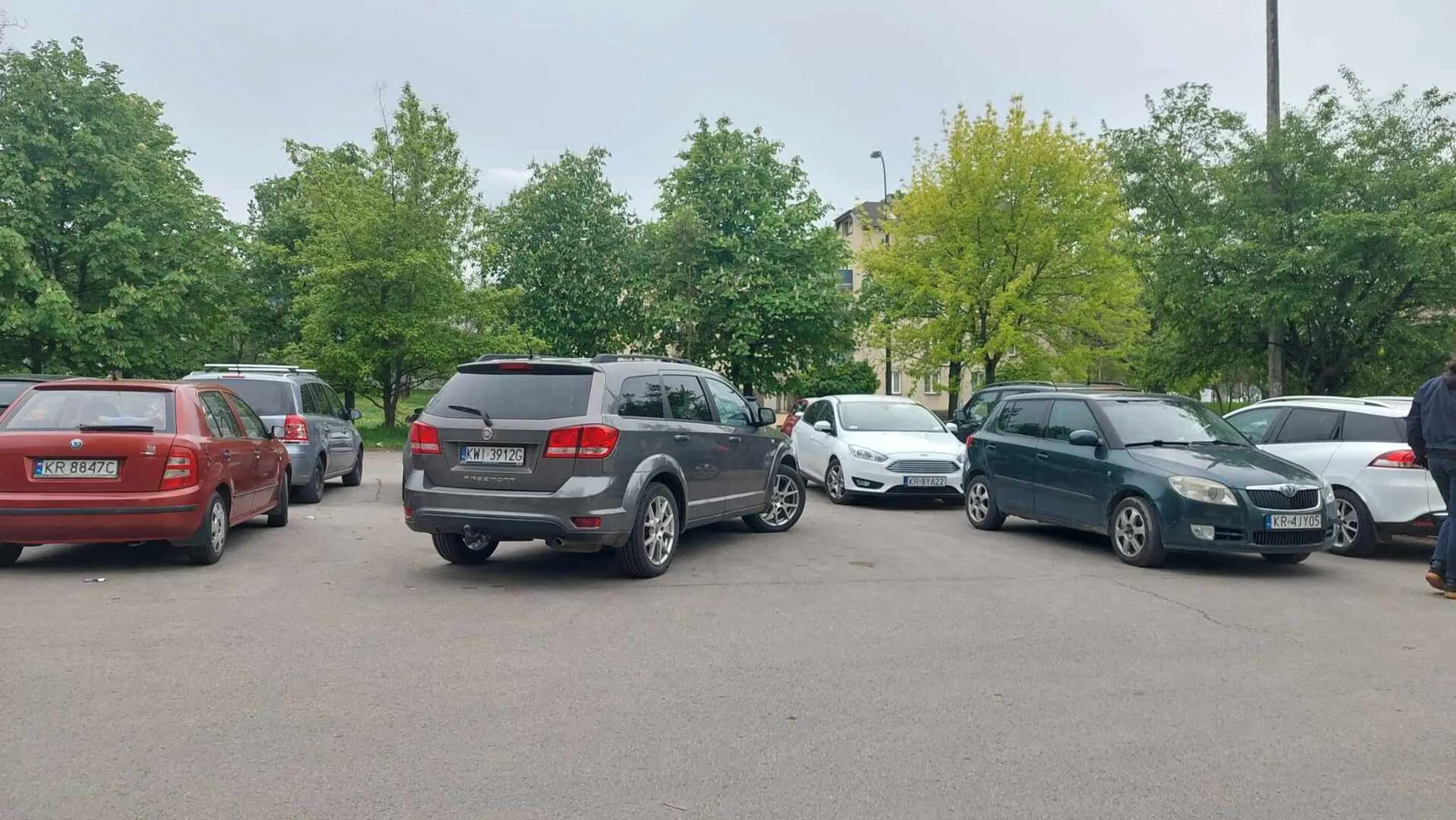 Książę z Wieliczki, oczywiście bez wymaganego identyfikatora, jak 99% aut na tablicach kwi/kli/obr na tym parkingu