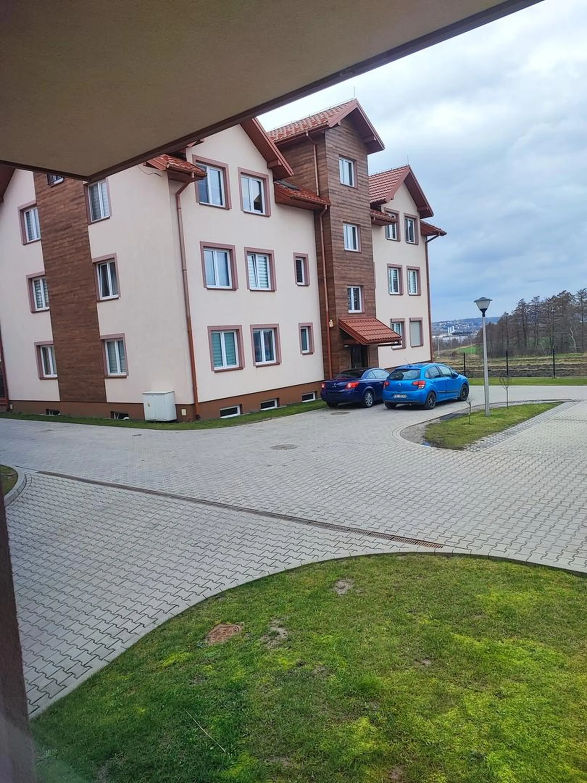 Mało miejsca wolnego przecież. No, ale stojąc na przejeździe bliżej do klatki.